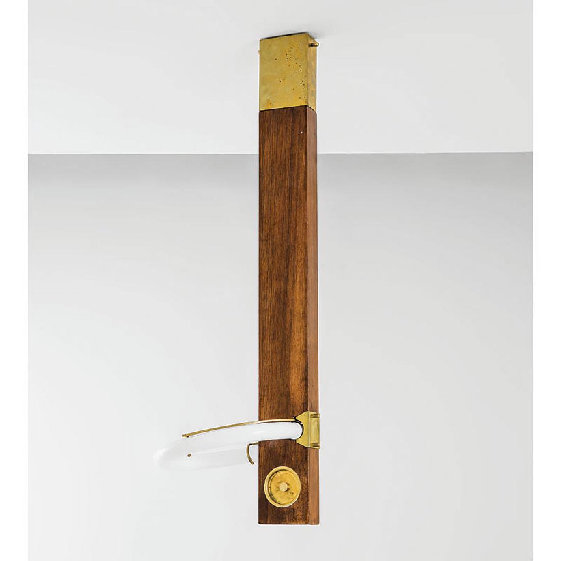 Angelo Brotto: Lampada a sospensione a fluorescenza Legno di noce, metallo smaltato, ottone. Prod. Esperia, 1970 ca. cm 91x30x32