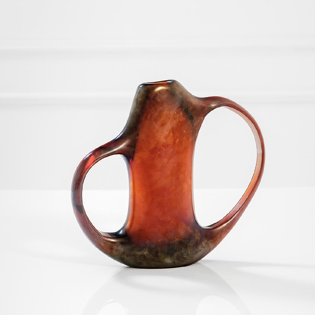 Giorgio Ferro: Vaso della serie Anse volanti Vetro scuro con superficie fortemente iridata. Prod. A.V.E.M., 1952 ca. cm 25x28x6 Literature: F. Deboni, Murano '900. Vetri e vetrai, Bocca Editori, Milano, 1996, p. 88.