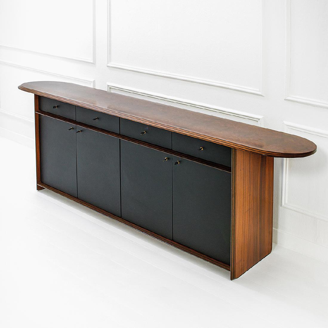Afra e Tobia Scarpa: Credenza della serie Artona Multistrato di varie essenze impiallacciato in legno di noce, cuoio. Prod. Maxalto, 1975 ca. cm 84x250x53 Literature: G. Gramigna, Le fabbriche del Design, Allemandi Editor
