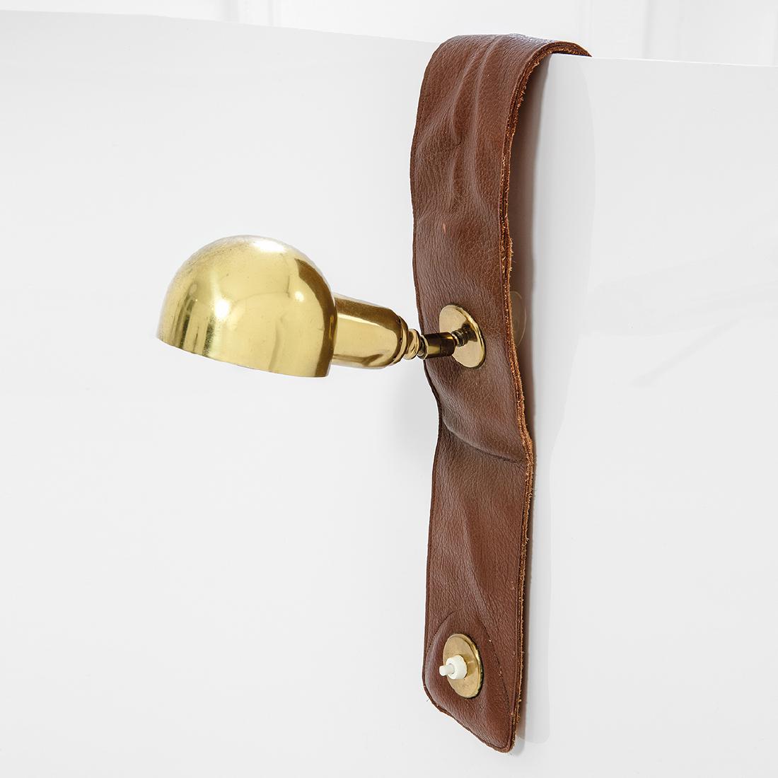 Luigi Caccia Dominioni: Lampada da lettura mod. LP 01 Cuoio zavorrato, ottone. Prod. Azucena, 1970 ca. Marchio incusso del produttore. cm 62x10x20