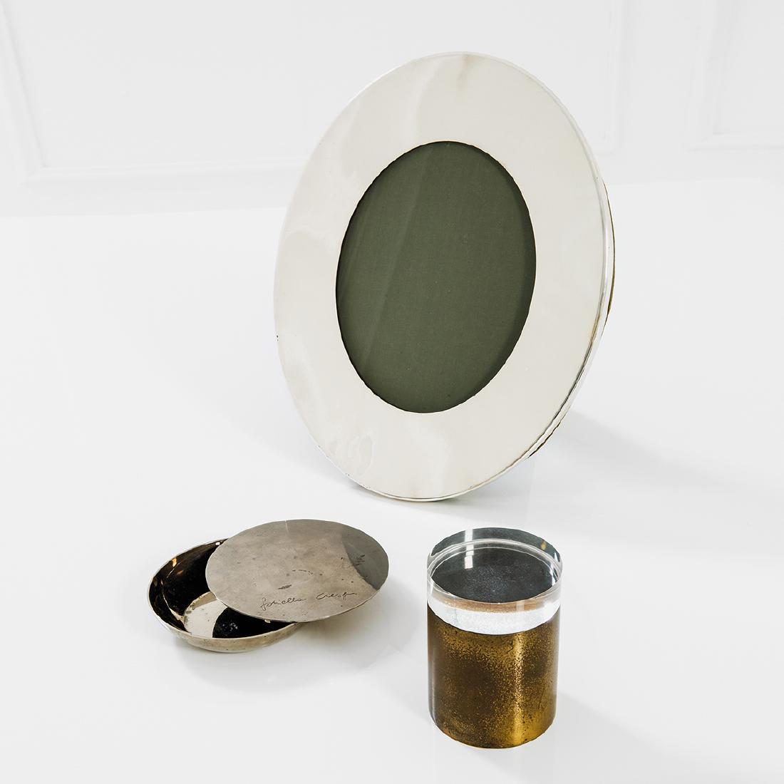 Gabriella Crespi: Portaritratti, svuotatasche e una scatola Ottone, ottone nichelato, vetro, plexiglass. 1970 ca. Firma incisa della designer sullo svuotatasche e sulla scatola. Cornice cm 35x31x24; svuotatasche h cm 3