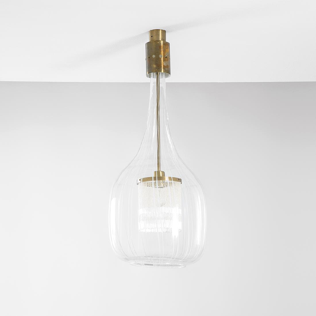 Angelo Brotto: Lampada a sospensione Ottone satinato, vetro trasparente soffiato con inclusione di canne in vetro lattimo, perline sintetiche. Prod. Esperia, 1975 ca. h cm 92, diam. max vetro cm 40