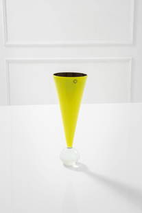 Laura Diaz De Santillana: Vaso della serie Biro Vetro incamiciato, vetro trasparente. Prod. Venini, 1982 Etichetta del produttore. Firma incisa: Venini Italia 82 h cm 36, diam. max cm 13,5 Literature: Anna Venini Diaz De Santi