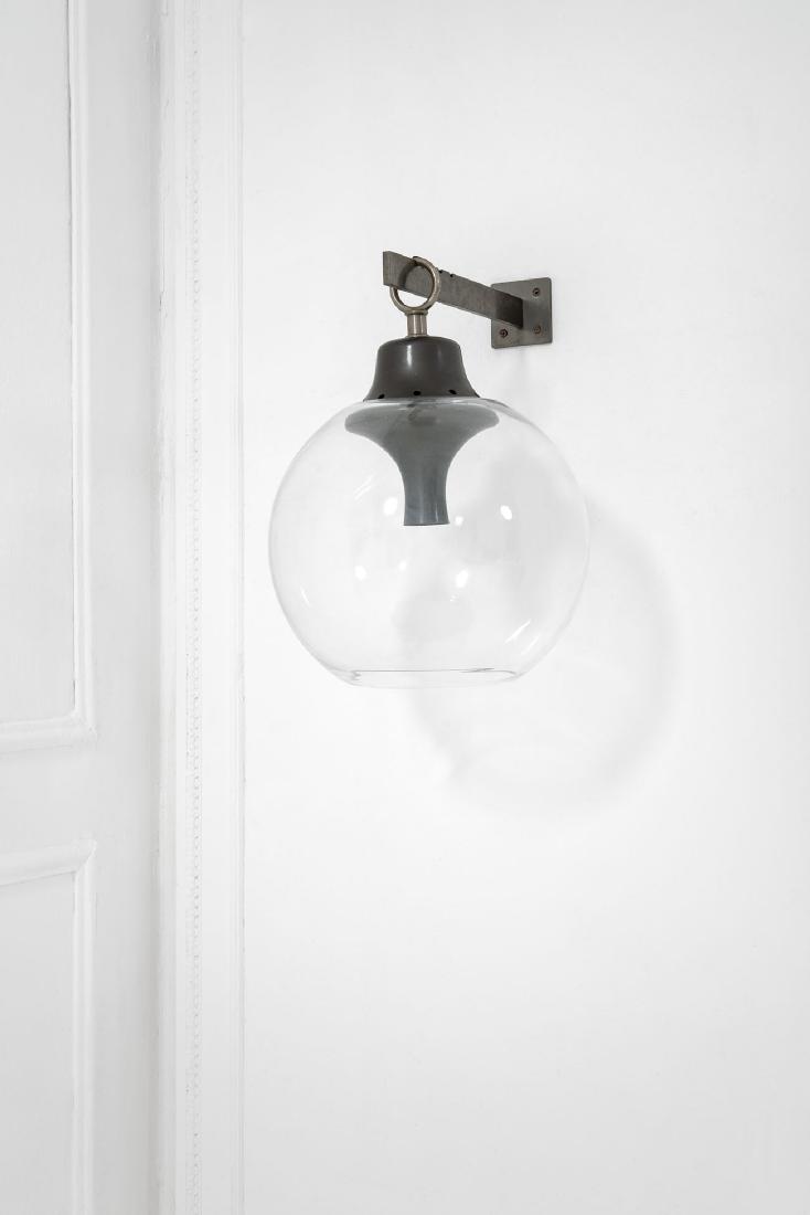 Luigi Caccia Dominioni: Lampada da parete a cremagliera mod. LS10 Boccia Ottone nichelato, metallo laccato. Prod. Azucena, 1967 ca. h cm 54, diam. cm 36, prof. cm 42