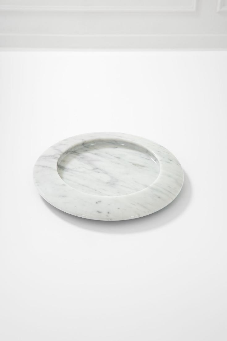 Angelo Mangiarotti: Centrotavola Marmo di Carrara. Prod. Skipper, 1970 ca. h cm 4, diam. cm 32,5