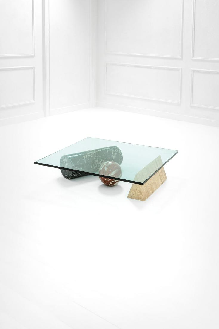 Lella e Massimo Vignelli: Tavolo basso mod. Metafora Travertino, marmo, cristallo molato. Prod. Casigliani, 1979 cm 23x99x100 Literature: Giuliana Gramigna, Repertorio del Design Italiano 1950-2000, Allemandi, 2011, p. 266.