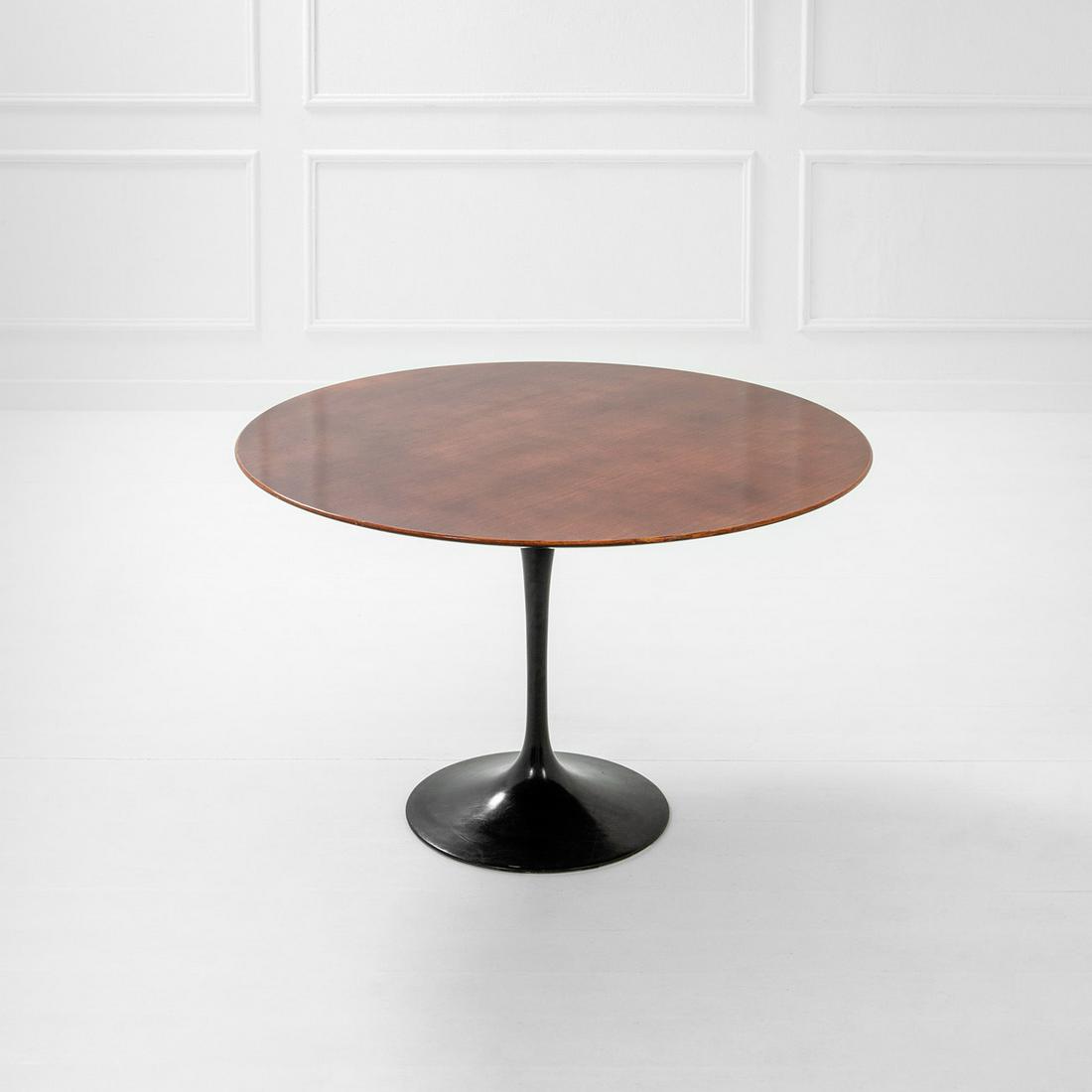 Eero Saarinen: Tavolo Legno tinto, alluminio laccato. Prod. Knoll International, 1965 ca. h cm 72, diam. cm 120