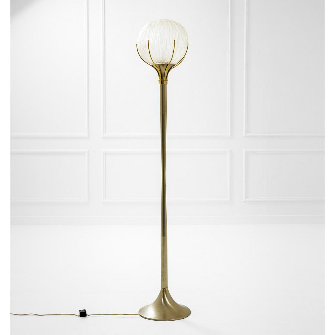 Robert Sonneman: Lampada da terra Vetro stampato, metallo nichelato, ottone. Prod. Luci, 1970 ca. h cm 180, diam. base cm 32