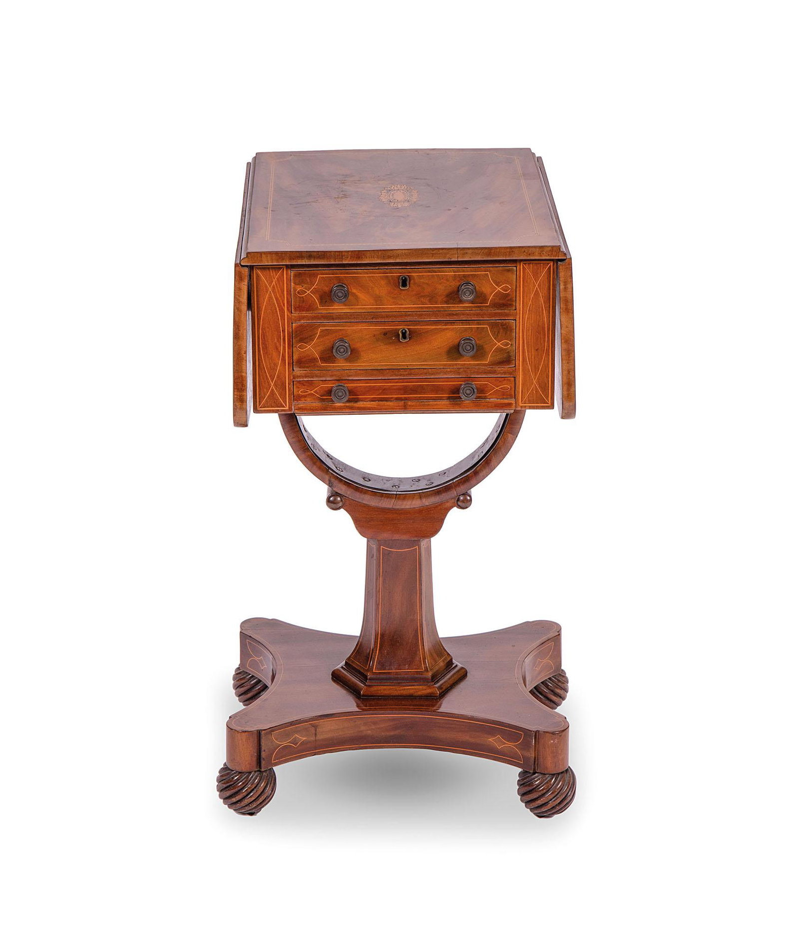 Tavolino da centro: Tavolino da centro con alette, impiallacciato e filettato, tre cassetti in fascia, piede centrale. Chiuso cm 73x45x37, aperto cm 73x77x37