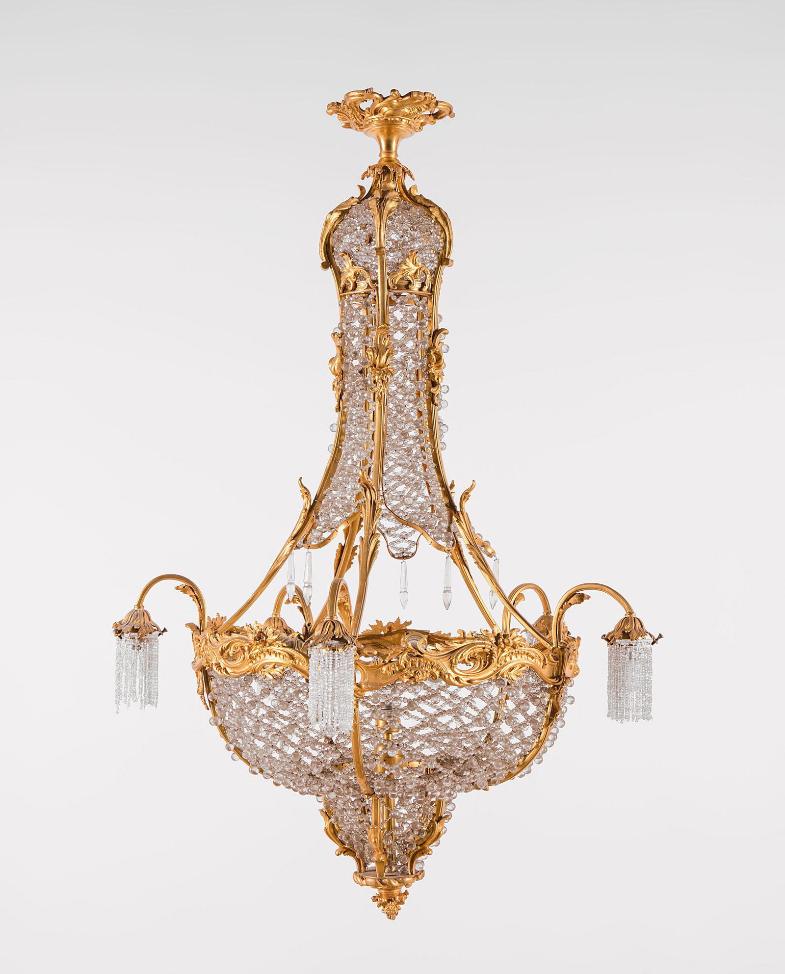 Lampadario in bronzo a sei bracci: Lampadario in bronzo a sei bracci decorato con vetri. cm 126x86
