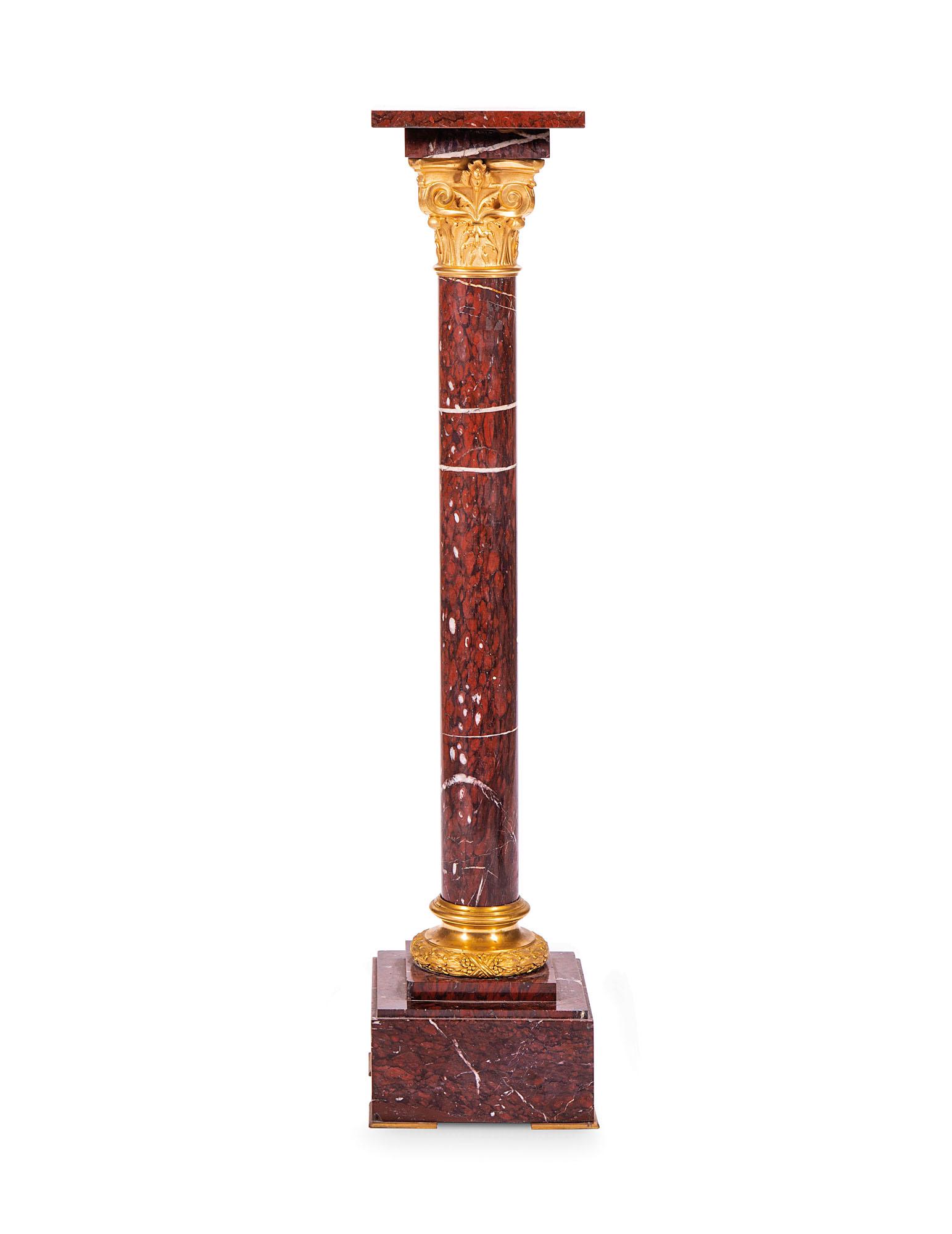 Colonna in marmo rosso: Colonna in marmo rosso con applicazioni in bronzo cesellato e dorato. Epoca XIX-XX secolo. cm 113x26x26
