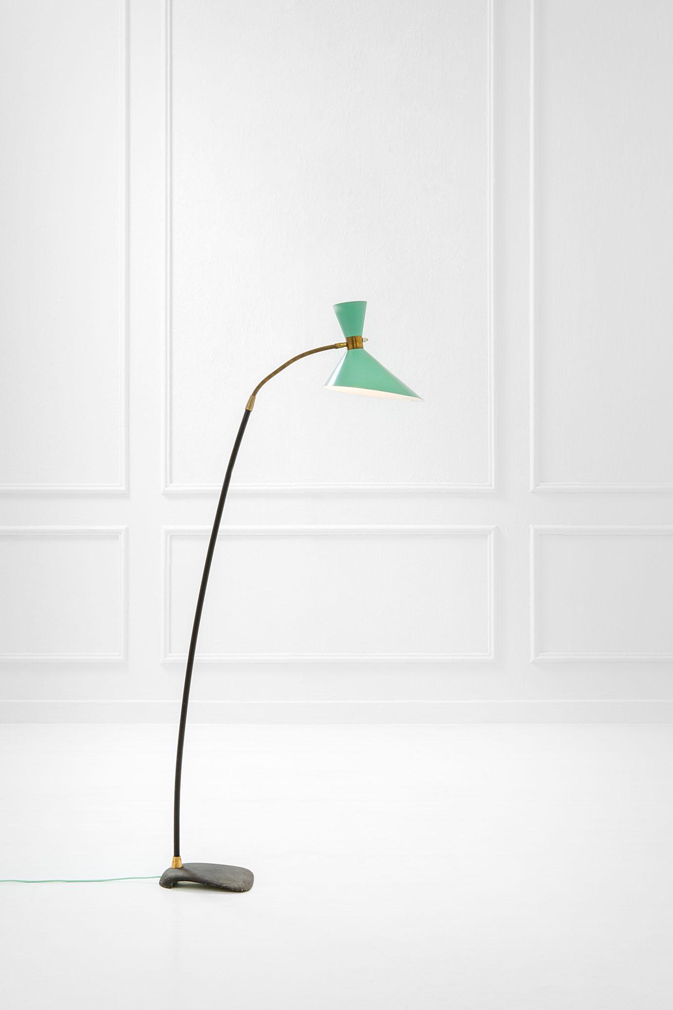 J.T. Kalmar: Lampada da terra Metallo laccato, ottone, ghisa laccata. Prod. Kalmar, 1955 ca. cm 167x70x25