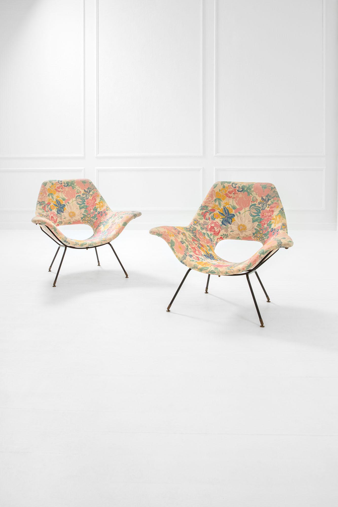 Augusto Bozzi: Coppia di poltrone Tessuto, masonite curvata, metallo laccato, ottone. Prod. Saporiti, 1950 ca. cm 84x100x70