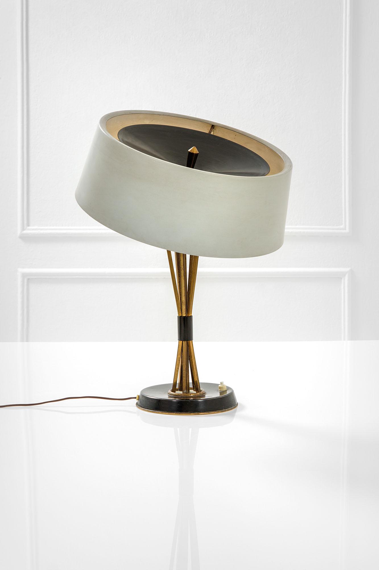 Oscar Torlasco: Lampada da tavolo mod. 476 Metallo laccato, ottone. Prod. Lumi, 1958 h cm 45, diam. cm 36