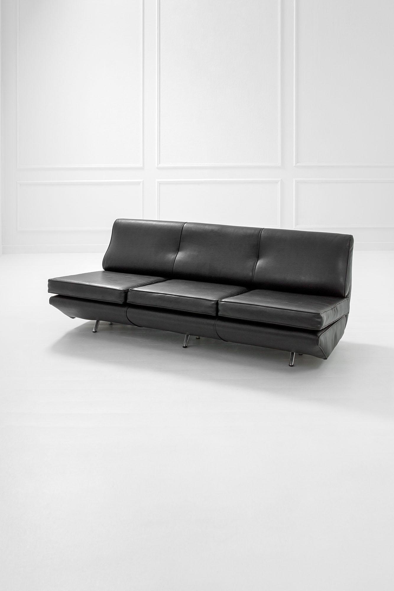 Marco Zanuso: Divano mod. Sleep-o-matic Metallo, vinilpelle. Prod. Arflex, 1954 cm 72x194x86 Literature: G. Gramigna, Repertorio del design italiano 1950-2000 per l'arredamento domestico, Allemandi, 2003, p. 35.