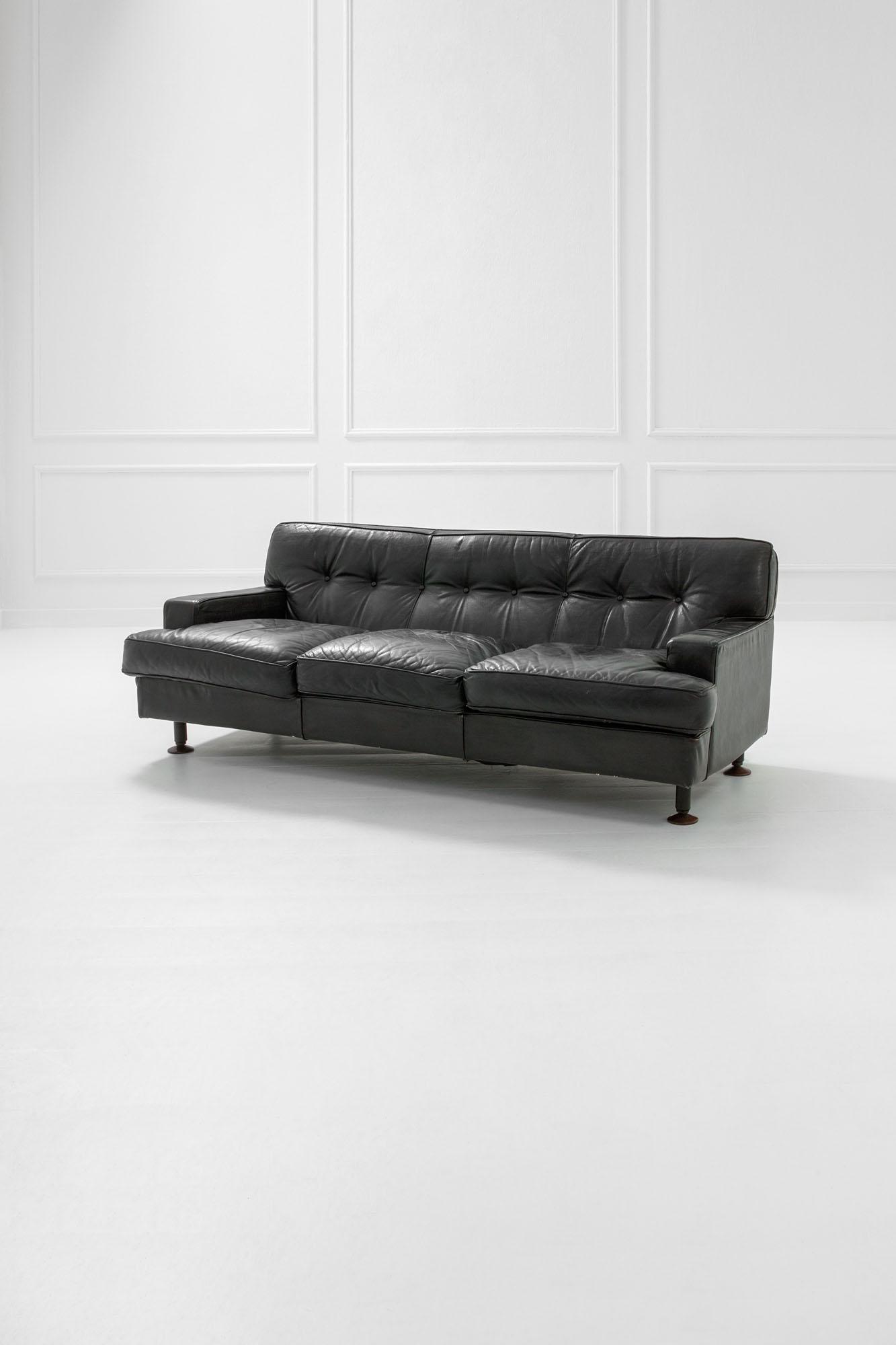 Marco Zanuso: Divano mod. Square Legno, metallo laccato, vinilpelle. Prod. Arflex, 1962 cm 72x195x85 Literature: Giuliana Gramigna, Repertorio 1950-1980, Mondadori, Milano, 1985, p. 179.