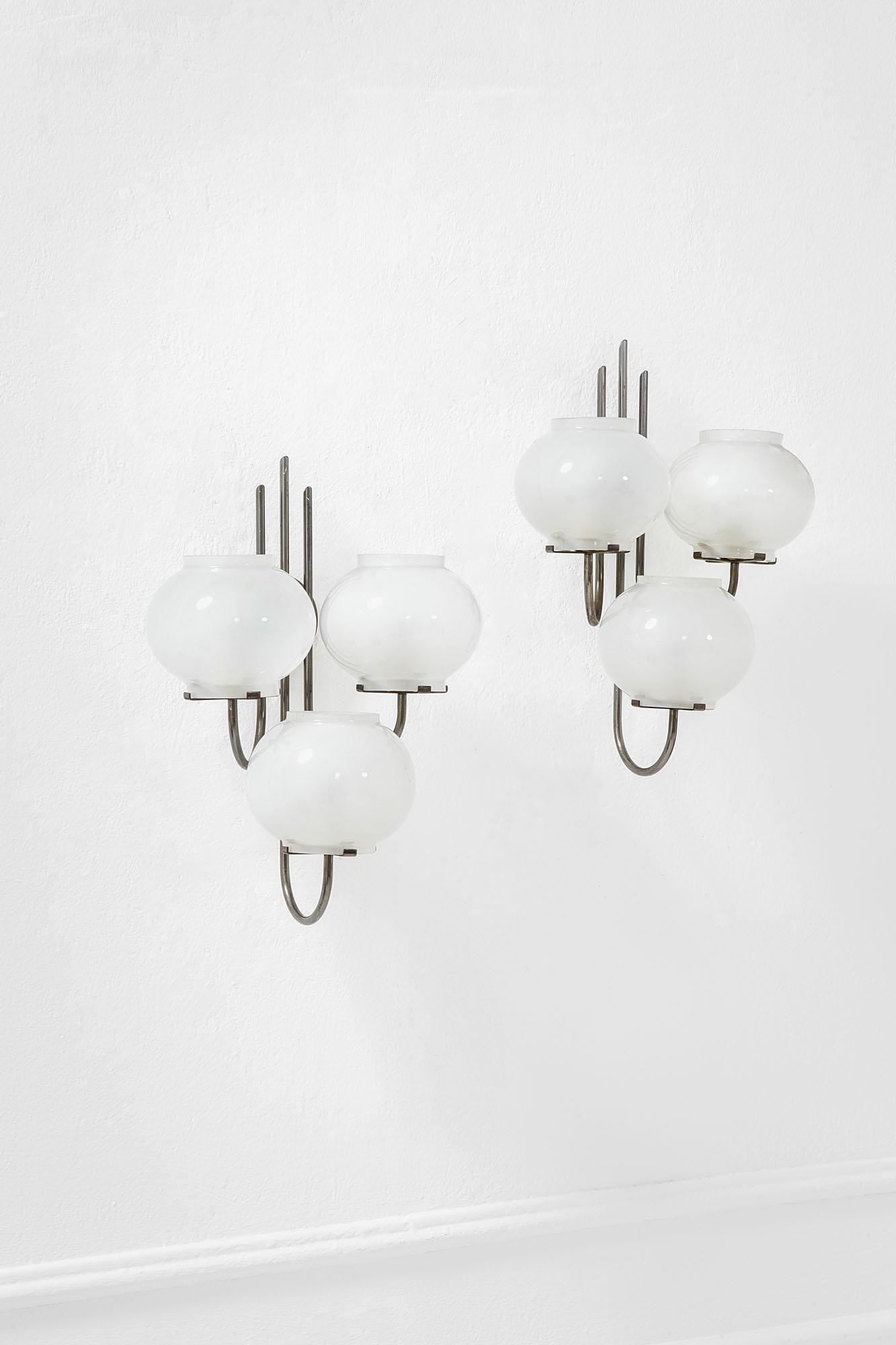 Gino Sarfatti: Coppia di lampade da parete mod. 245 Metallo cromato, vetro sabbiato internamente. Prod. Arteluce, 1965 ca. cm 52x36x25 Literature: Catalogo di produzione Arteluce 1964.