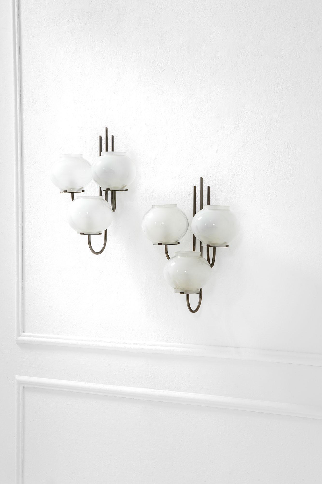 Gino Sarfatti: Coppia di lampade da parete mod. 245 Metallo nichelato, vetro sabbiato internamente. Prod. Arteluce, 1965 ca. cm 52x36x25 Literature: Catalogo di produzione Arteluce 1964.