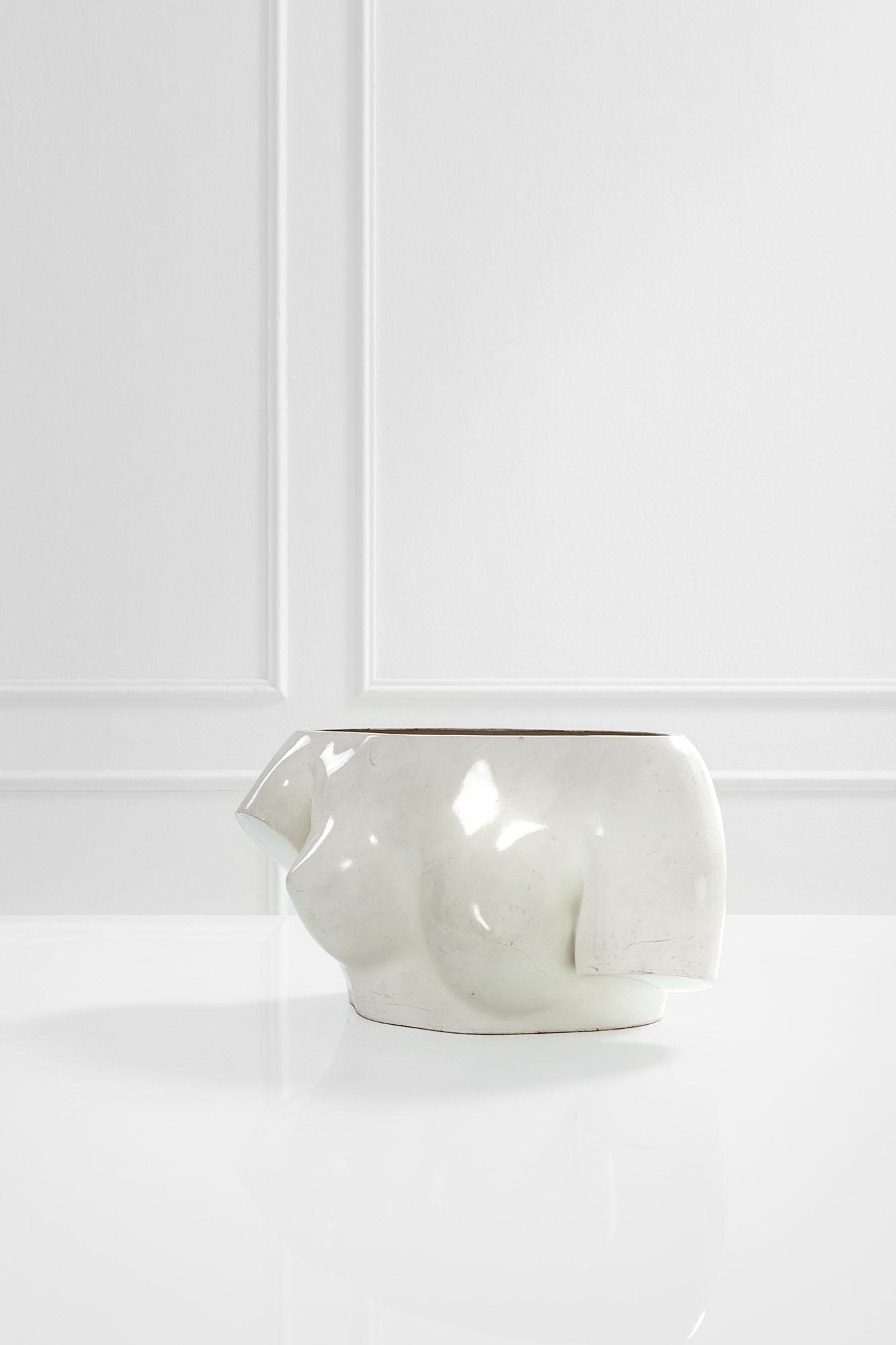 Piero Fornasetti: Cache-pot della serie dei busti femminili Ceramica bianca. Prod. Fornasetti, primi anni '60 Etichetta del produttore sotto la base. cm 22x45x24 Literature: Mariuccia Casadio, Barnaba Fornasetti, Forna
