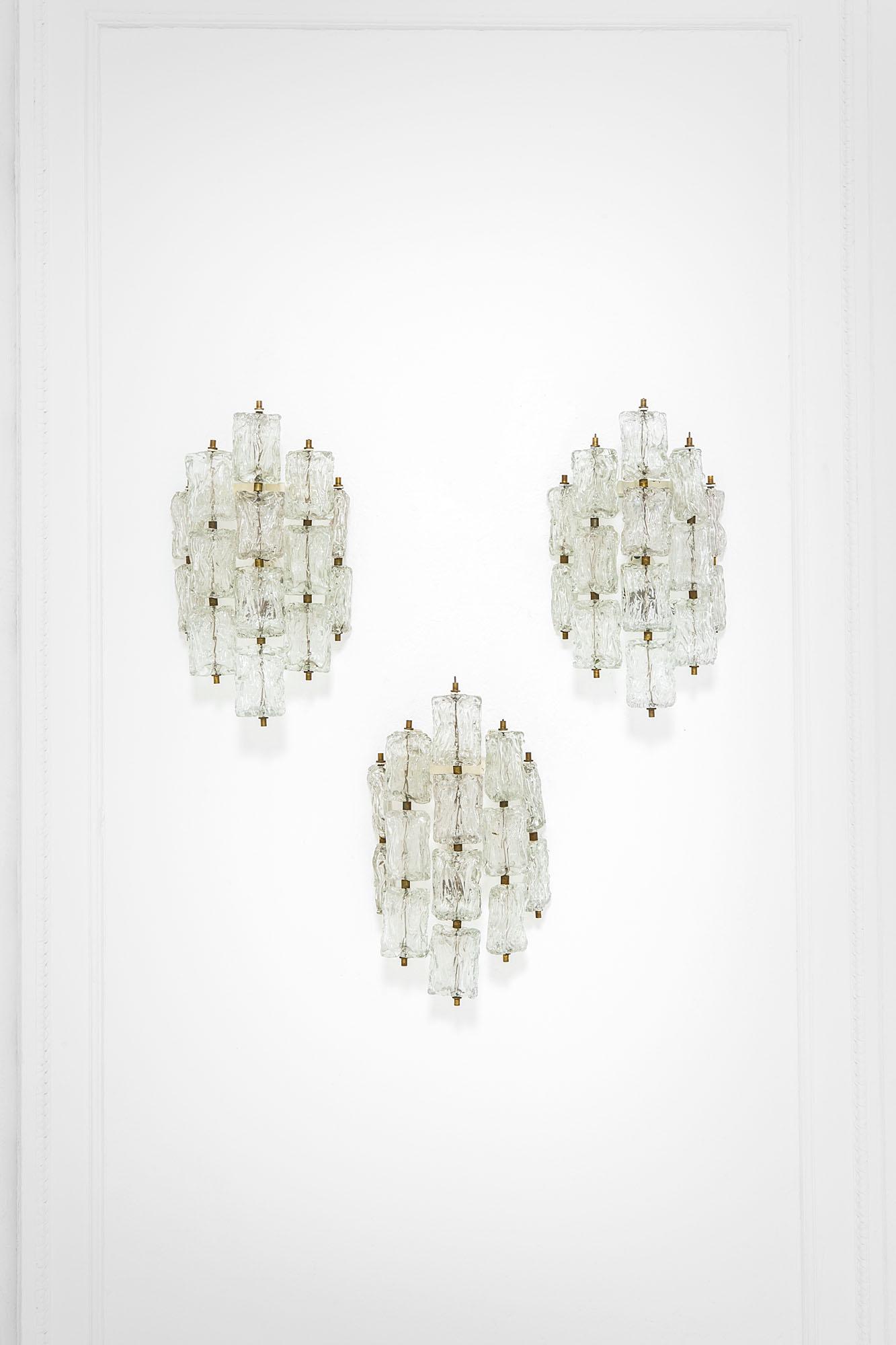 Barovier & Toso: Tre lampade da parete Vetro soffiato trasparente, metallo laccato, ottone. Prod. Barovier & Toso, 1960 ca. cm 45x28x14