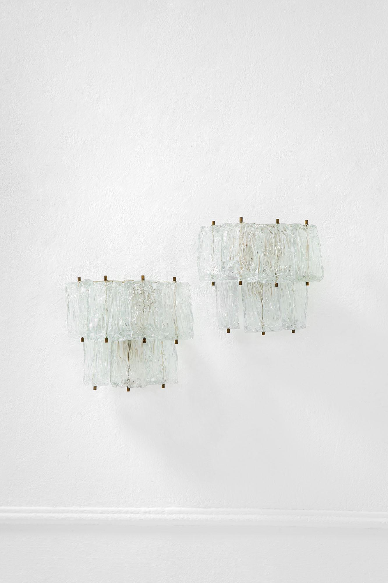 Barovier & Toso: Coppia di lampade da parete Vetro soffiato trasparente, metallo laccato, ottone. Prod. Barovier & Toso, 1960 ca. cm 28x33x17