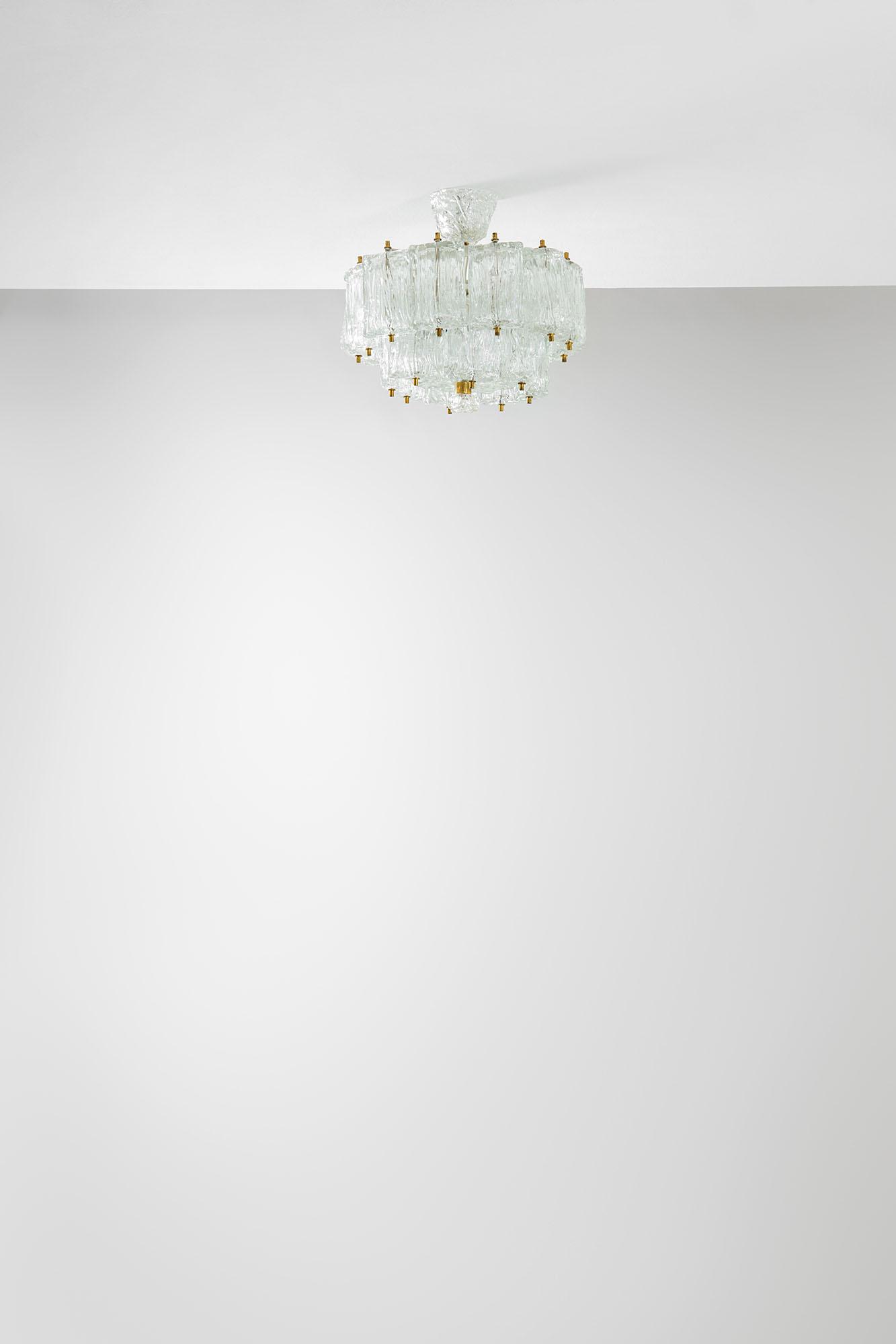 Barovier & Toso: Lampadario Vetro soffiato, metallo laccato, ottone. Prod. Barovier & Toso, 1960 ca. h cm 38, diam. cm 41