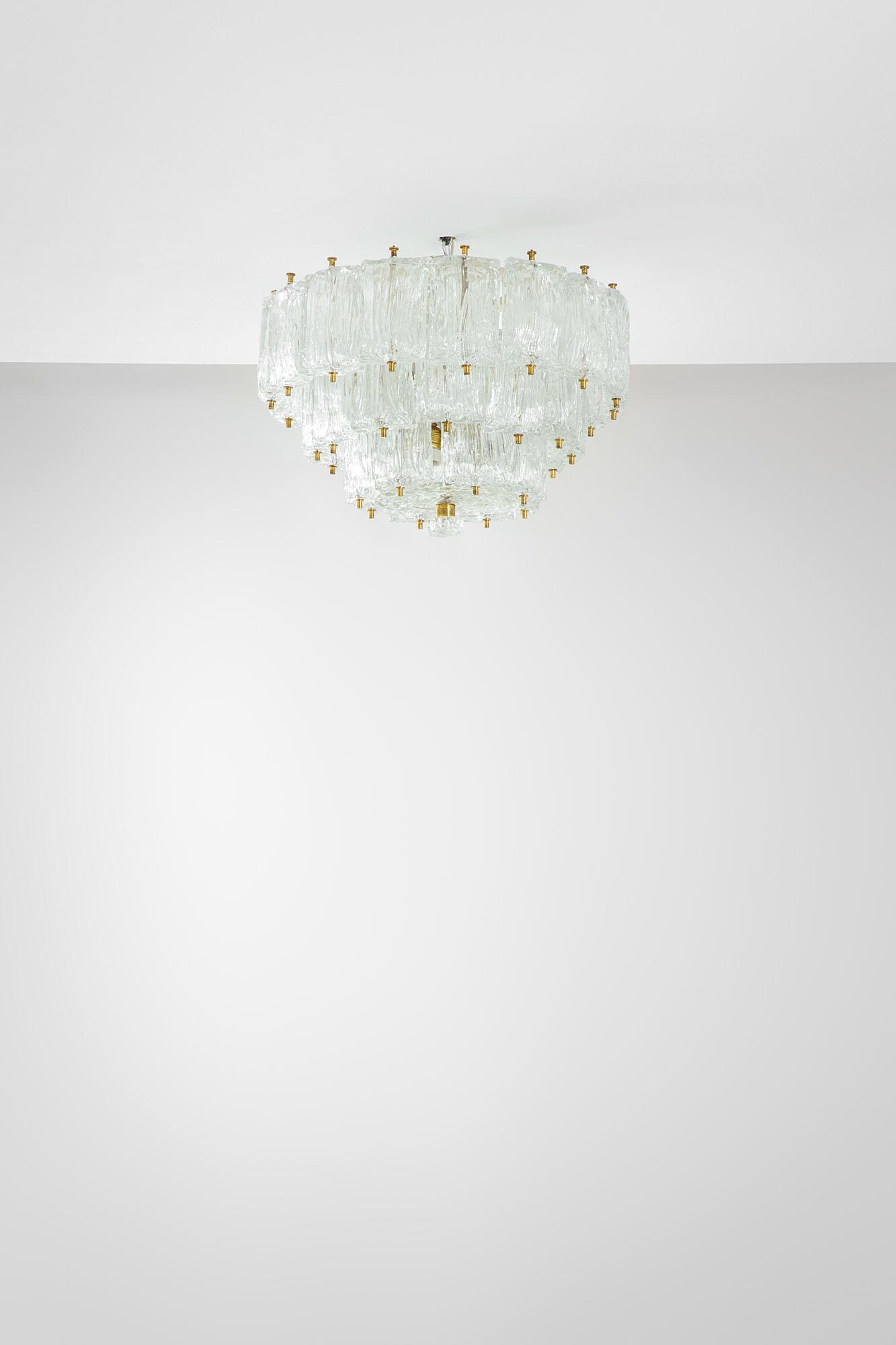 Barovier & Toso: Lampadario Vetro soffiato, metallo laccato, ottone. Prod. Barovier & Toso, 1960 ca. h cm 42, diam. cm 55
