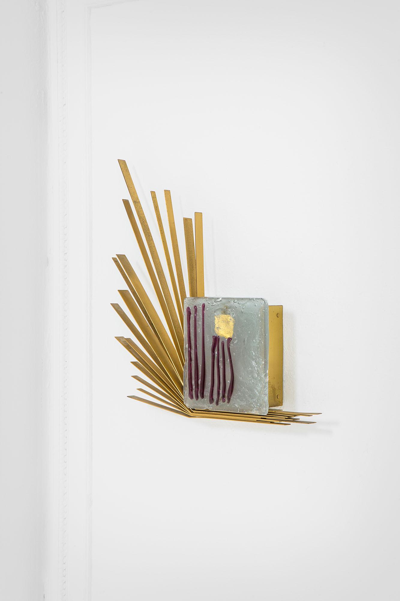 Angelo Brotto: Pannello scultura luminoso Ottone, vetro con inclusione di oro e applicazioni a caldo. Prod. Esperia, 1970 ca. cm 54x57x11