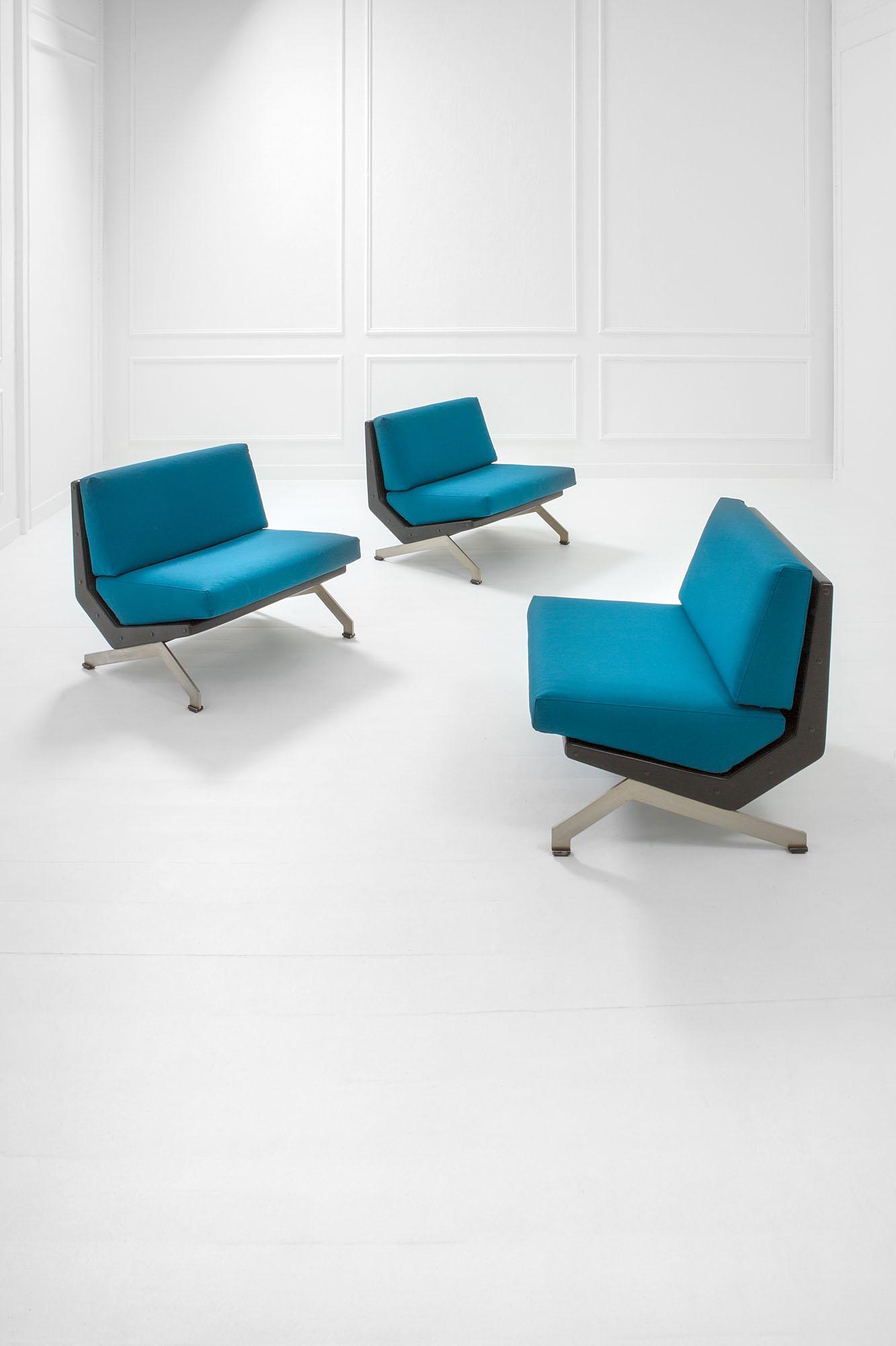 Gianni Moscatelli: Tre poltrone mod. Alessandra Acciaio, tessuto, vinilpelle. Prod. Formanova, 1970 ca. Etichetta del produttore. cm 74x81x77