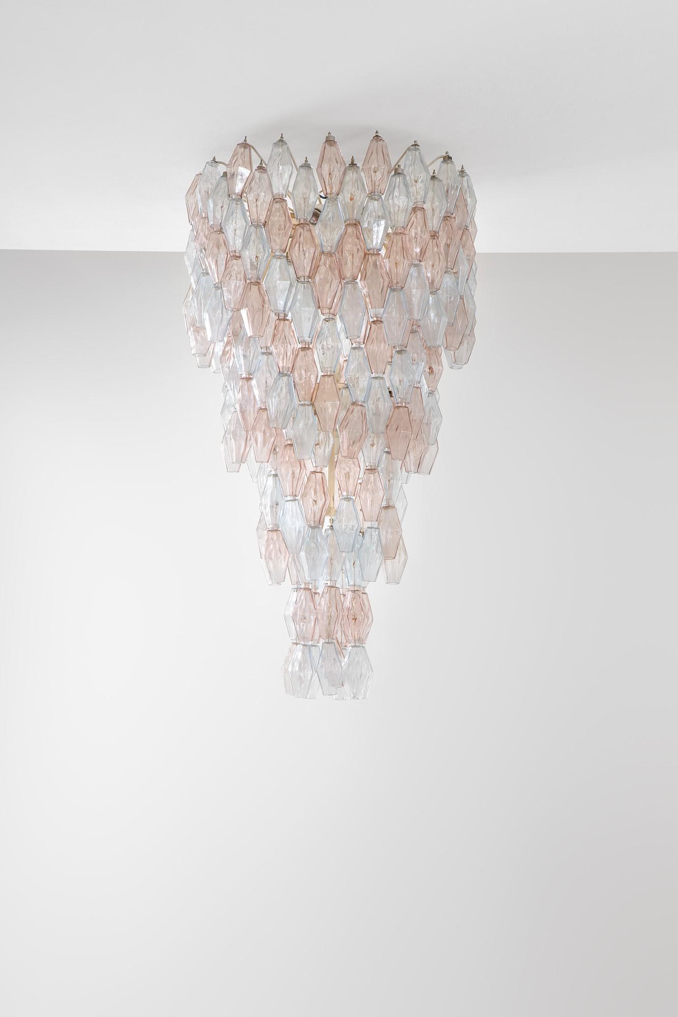 Carlo Scarpa (1906-1978) Grande lampadario mod.: Grande lampadario mod. Poliedri Vetro soffiato colorato, metallo smaltato. Prod. Venini, 1960 ca. h cm 125, diam. cm 65 Literature: Franco Deboni, I vetri Venini, Allemandi, Torino 2007, p. 68.