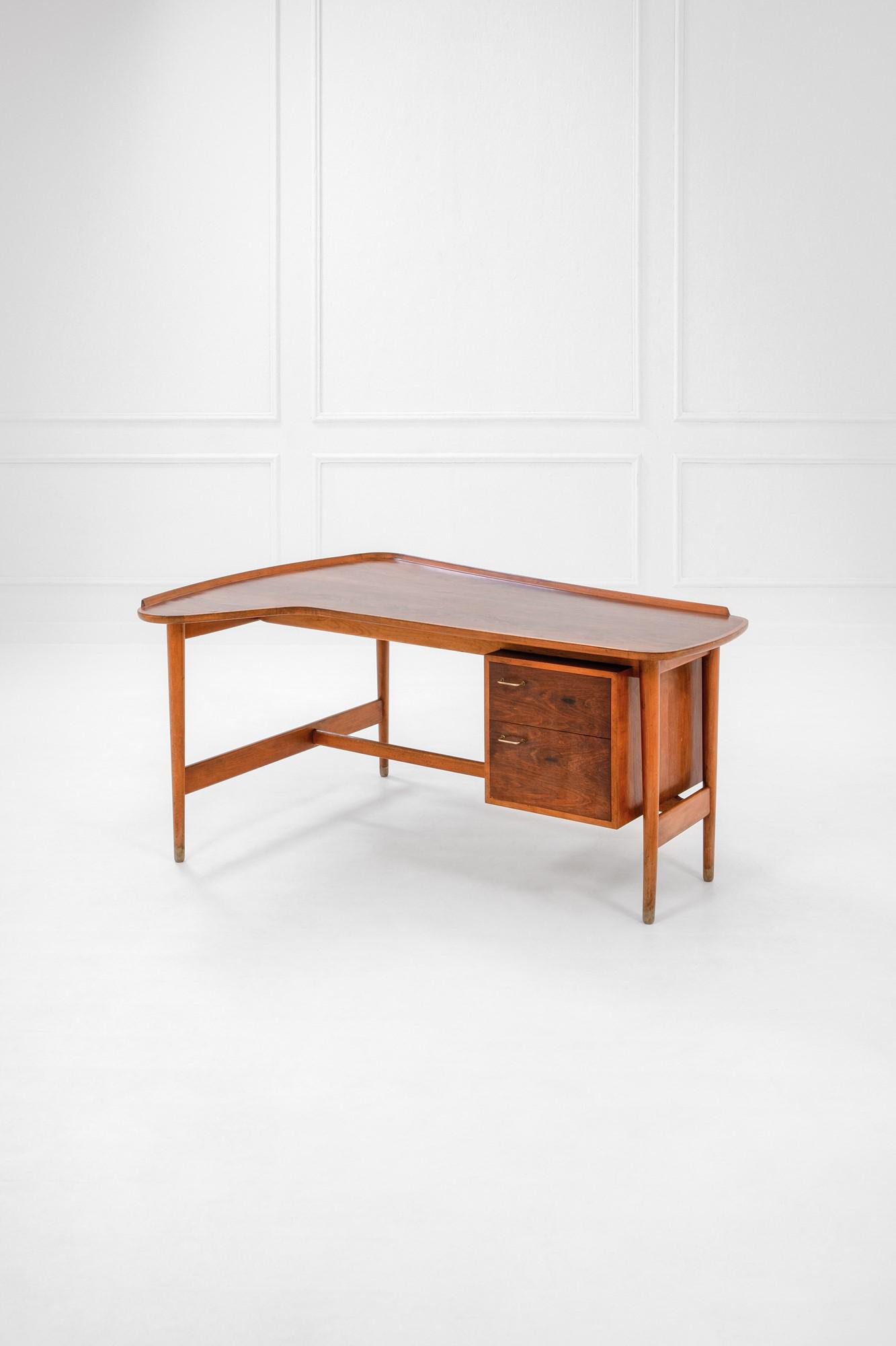 Arne Vodder (1926-2009) Scrivania mod. B085: Scrivania mod. B085 Legno, ottone. Prod. Bovirke, 1955 ca. cm 70x155x114