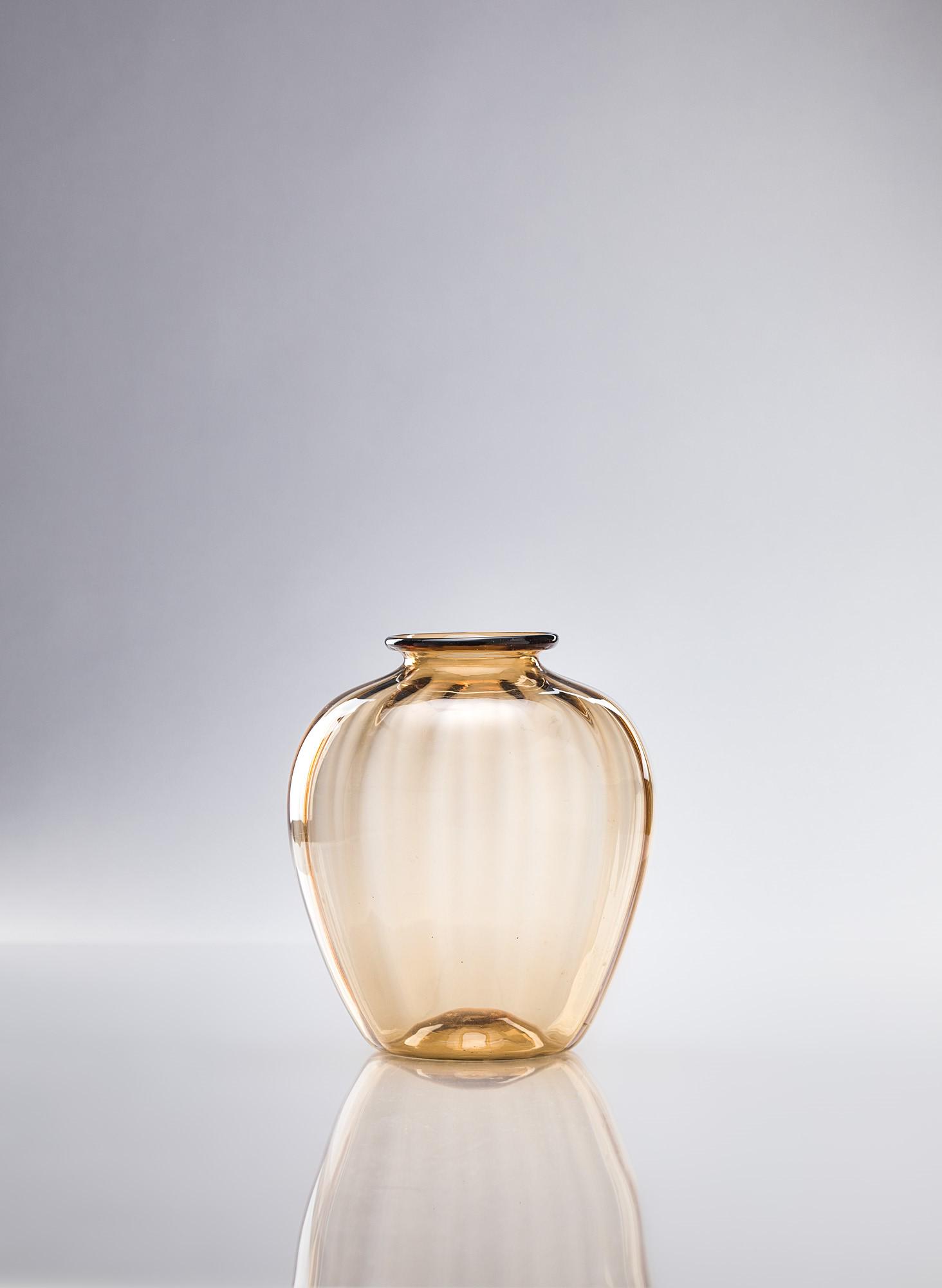 Vittorio Zecchin ( 1878-1947 ): Vaso costolato Vetro soffiato trasparente ametista. M.V.M Cappellin, 1925 cm 23x18,5 Literature: Marino Barovier, Carla Sonego (a cura di), Vittorio Zecchin. I vetri trasparenti per Cappelin e Venini,