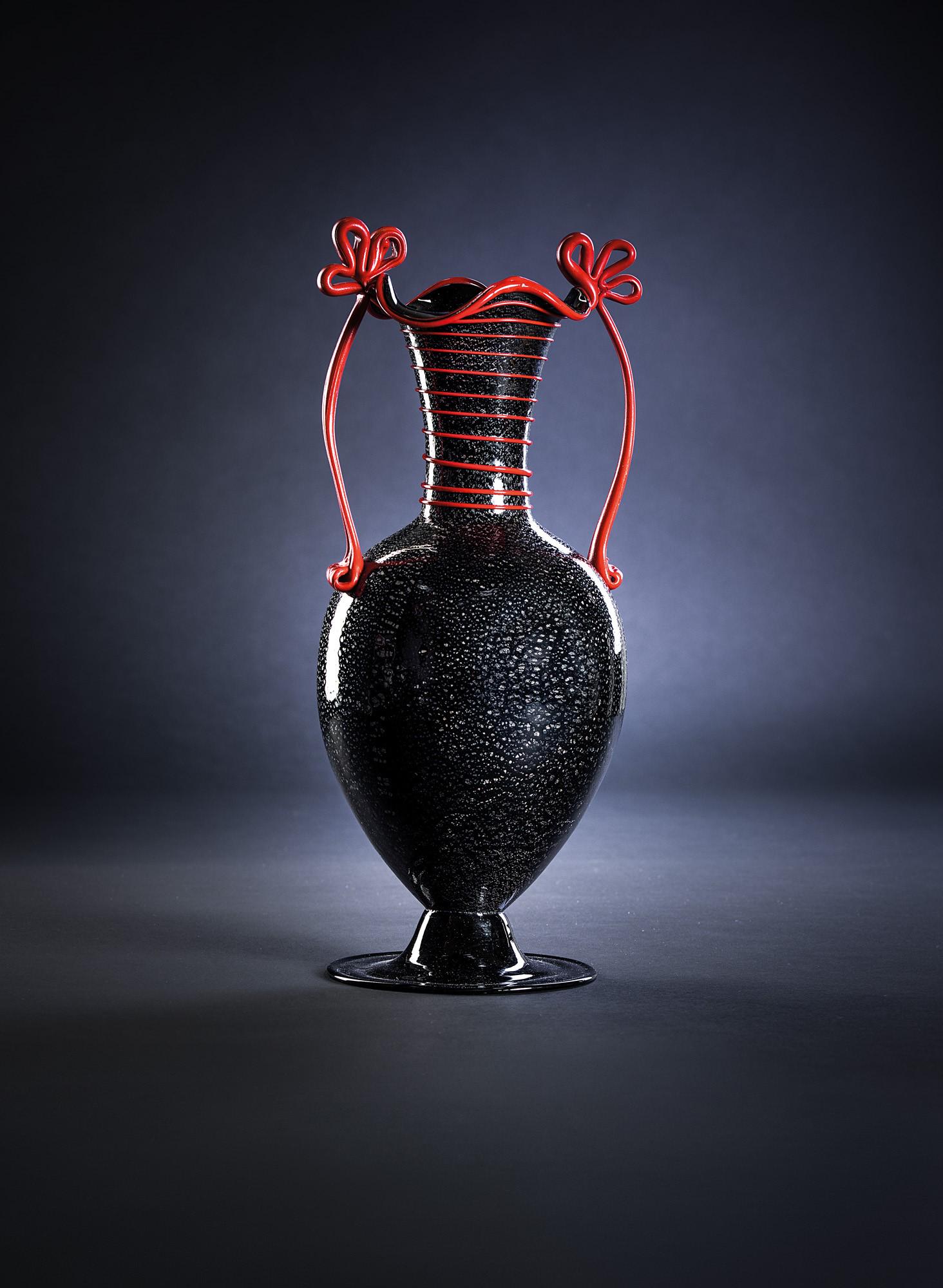 Fratelli Toso ( XX sec. ): Vaso a nastri Vetro nero e foglia dâ€™argento con anse in pasta vitrea rossa applicate a caldo. Vetreria Fratelli Toso, 1920 ca. h cm 37