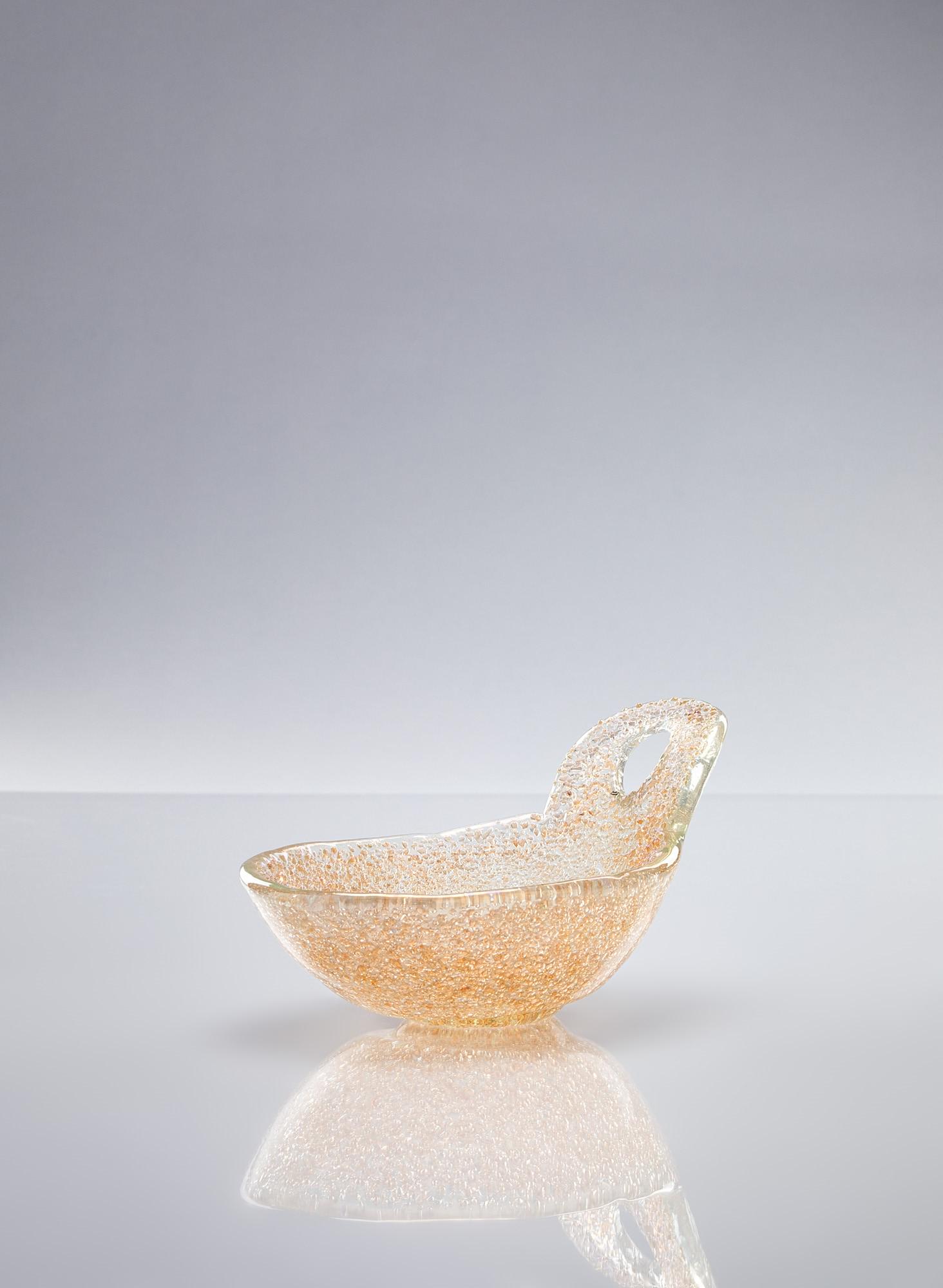 Ercole Barovier ( 1889-1974 ): Ciotola della serie Rugiadoso Forma irregolare eseguita su piastra e â€œtirae sÃ¹” con fori eseguiti a caldo allâ€™estremitÃ e granuli vitrei con foglia dâ€™oro applicati a ca