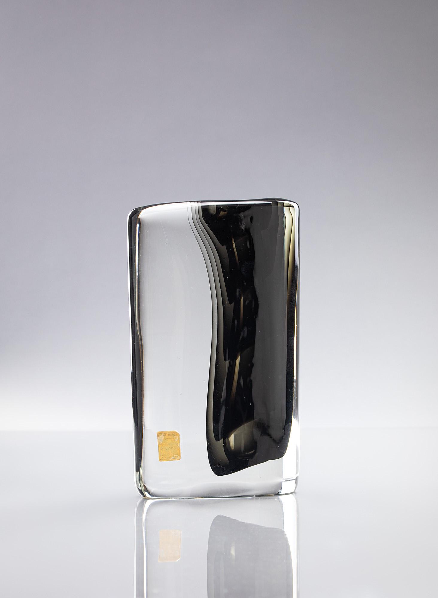 Antonio Da Ros ( 1936 ): Vaso Contrappunto Vetro cristallo con vari strati sommersi dal profilo irregolare. Gino Cenedese, 1960 ca. Firma incisa sotto la base: Cenedese. cm 29x17x7,5 Literature: Marino Barovier, Il vetro a Ve