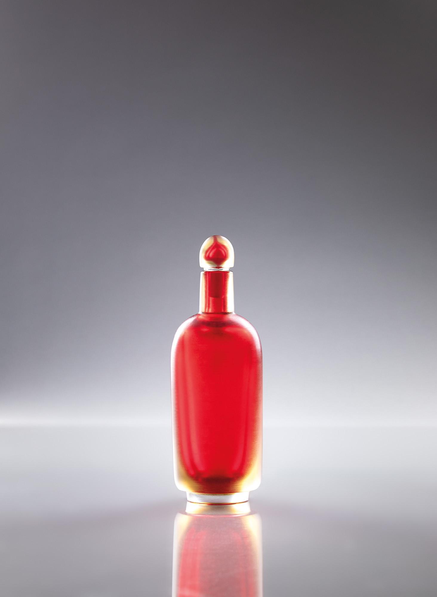 Paolo Venini ( 1895-1959 ): Bottiglia della serie incisi Vetro sommerso rosso antico con la superficie incisa da venature molto sottili. Venini, 2014 Firma incisa sotto la base: Venini 2014 Etichetta Venini. h cm 26,5 Literature