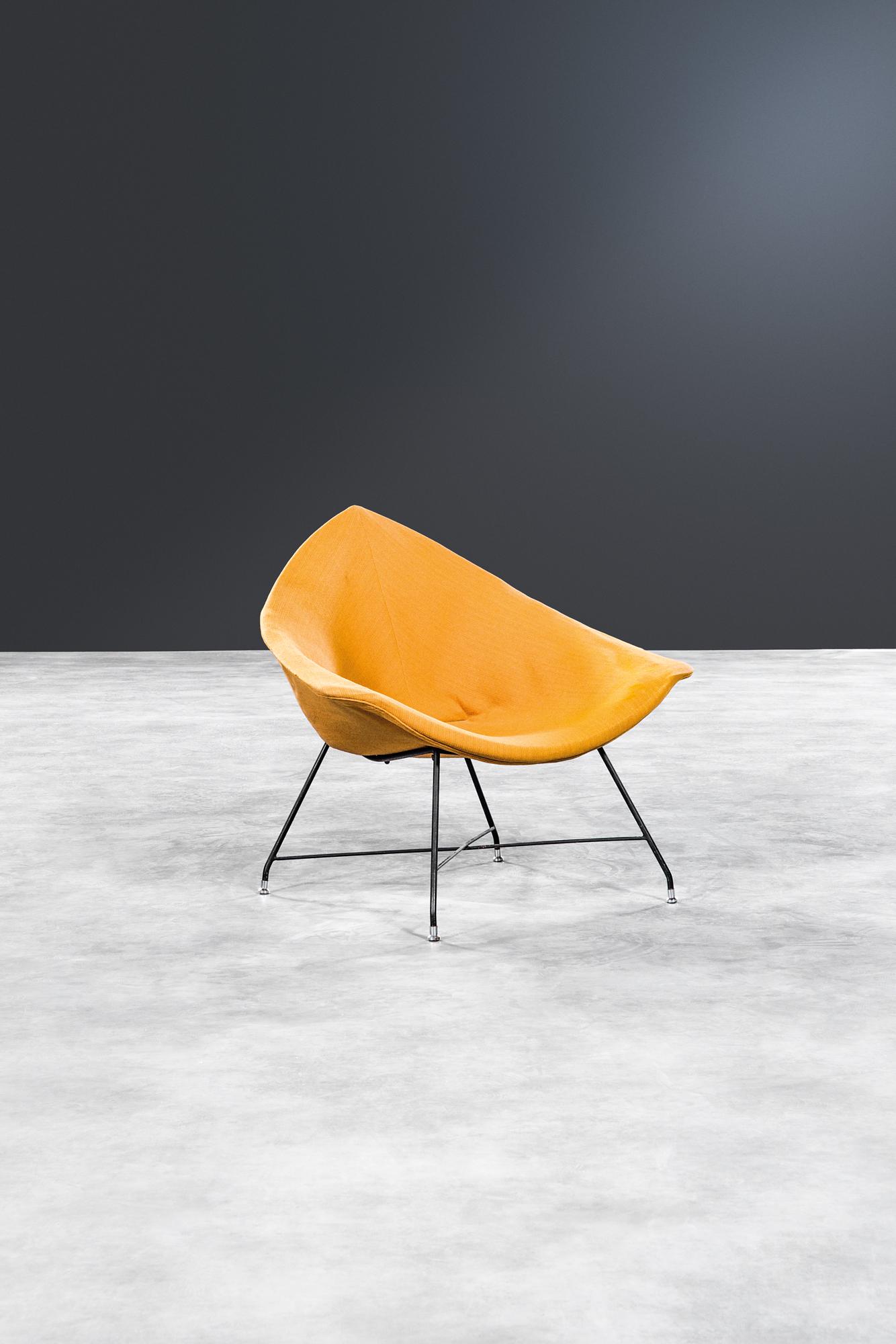 Augusto Bozzi, 1924-1982. Poltrona mod. Golden: Poltrona mod. GoldenMetallo smaltato, ottone, masonite curvata, gommapiuma, tessuto.Prod. Saporiti, 1955 ca.cm 76x87x65LITERATURE: Domus, n. 315, febbrario 1956, inserzione pubblicitaria.