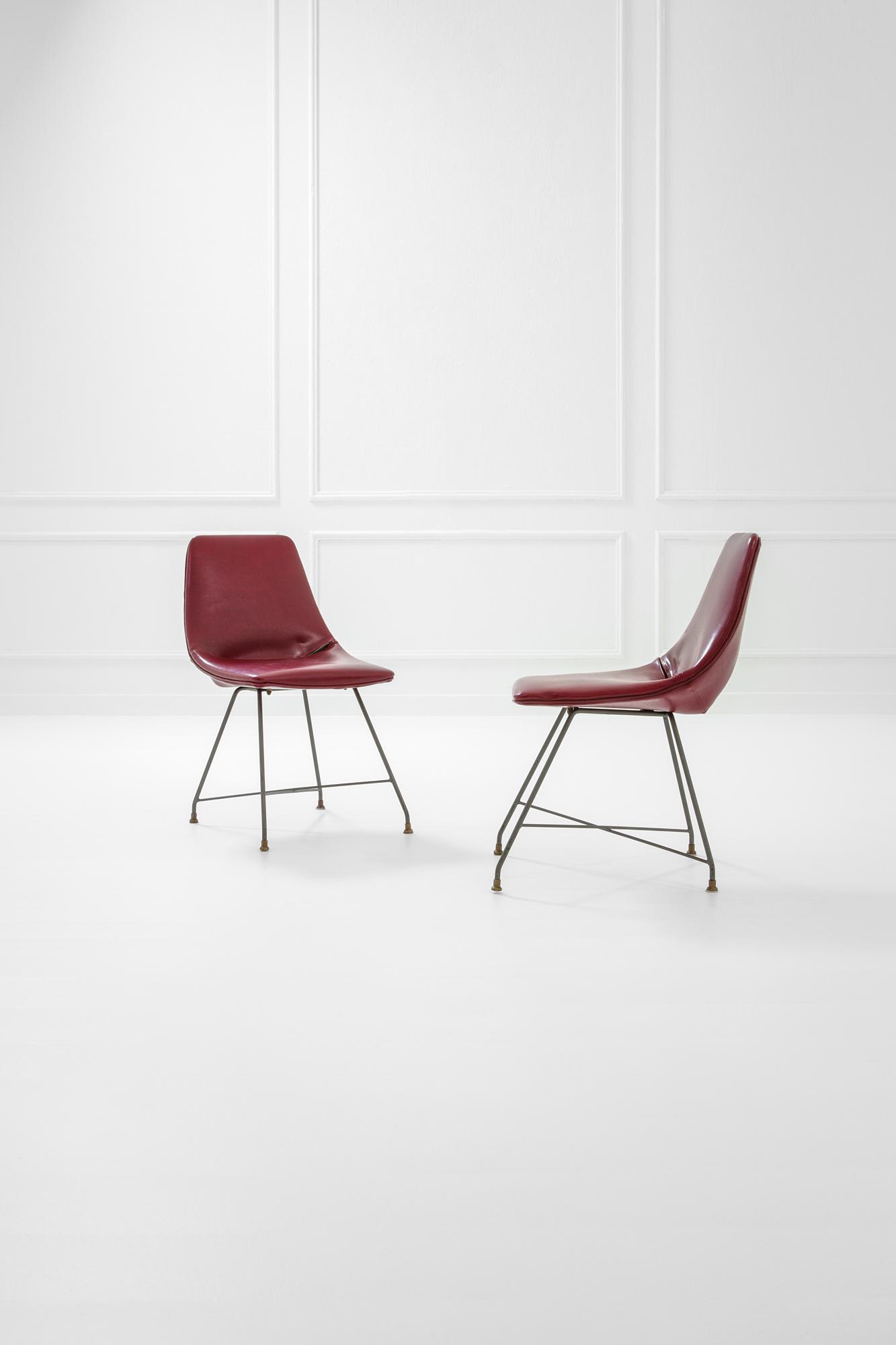 Augusto Bozzi, 1924-1982. Coppia di sedie mod. Aster: Coppia di sedie mod. AsterMetallo laccato, vinilpelle, ottone.Prod. Saporiti, 1960 ca.Etichetta del produttore.cm 80x45x57
