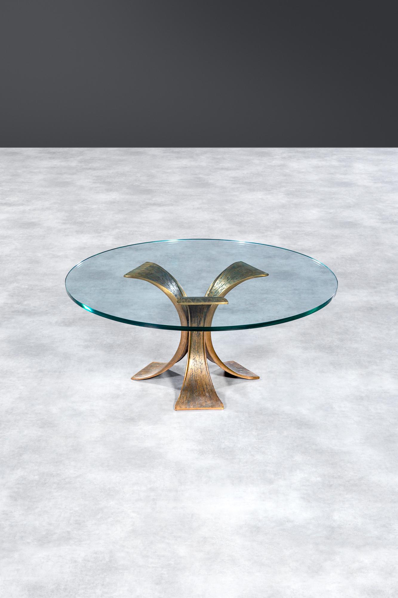 Luciano Frigerio, 1928-1999. Tavolo basso: Tavolo bassoFusione di bronzo, cristallo molato.Prod. Frigerio di Desio, 1970 ca.h cm 48, diam.piano cm 110