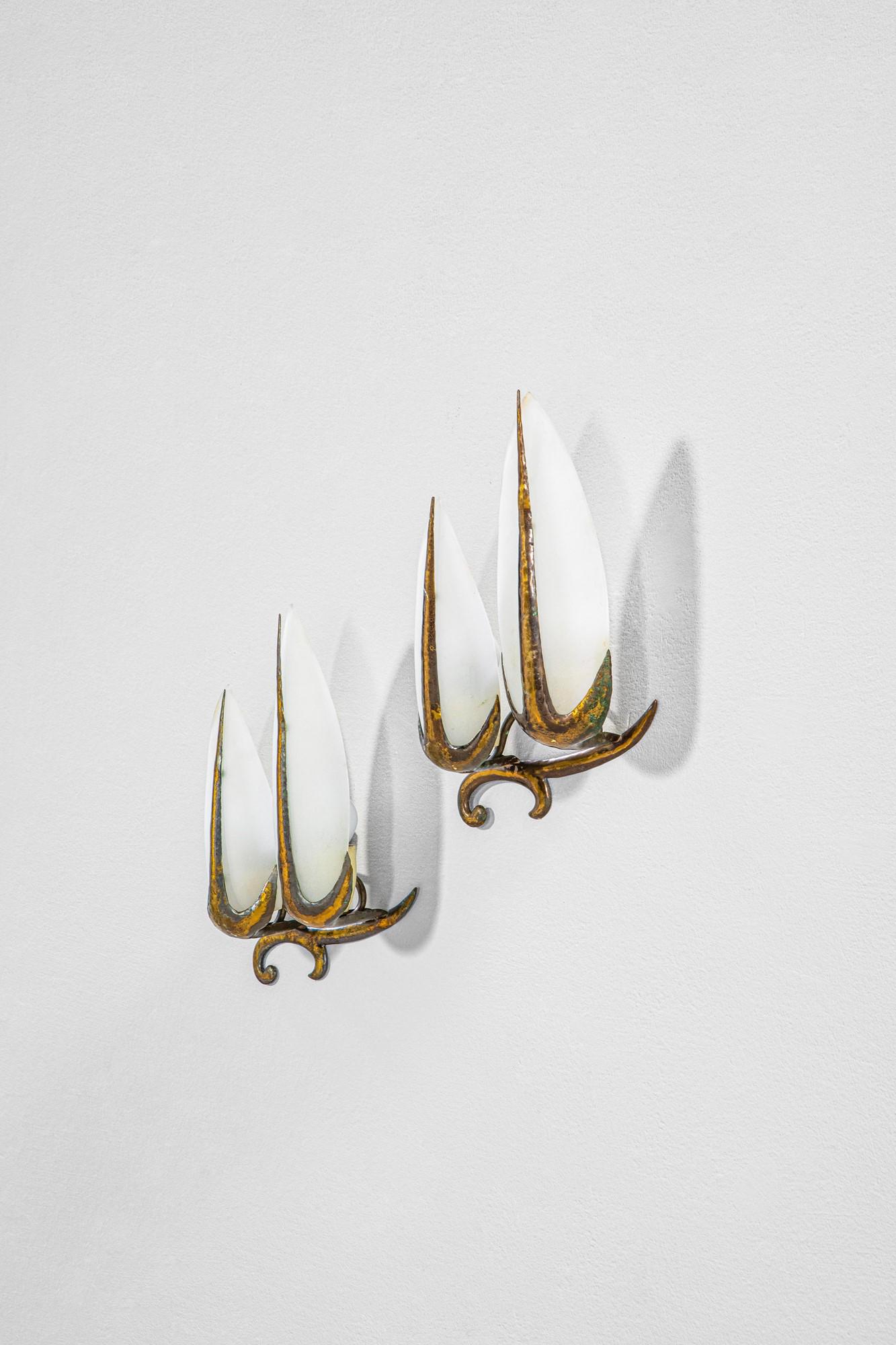 Coppia di lampade da parete anni '50: Coppia di lampade da pareteOttone, perspex.1950 ca.cm 32x23x10