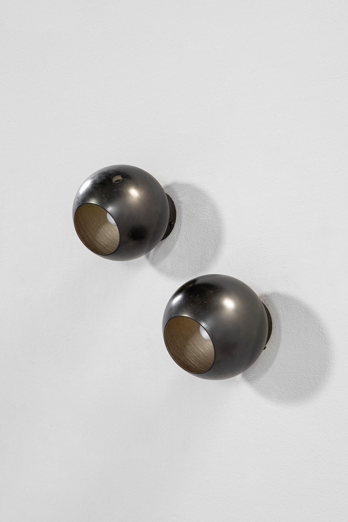 Gino Sarfatti: Coppia di lampade da parete o da tavolo mod. 586Alluminio smaltato.Prod. Arteluce, 1962cm 22x22x20LITERATURE:M. Romanelli, S. Severi, Gino Sarfatti. Opere scelte 1938-1973, Silvana Editoriale, Cinisel