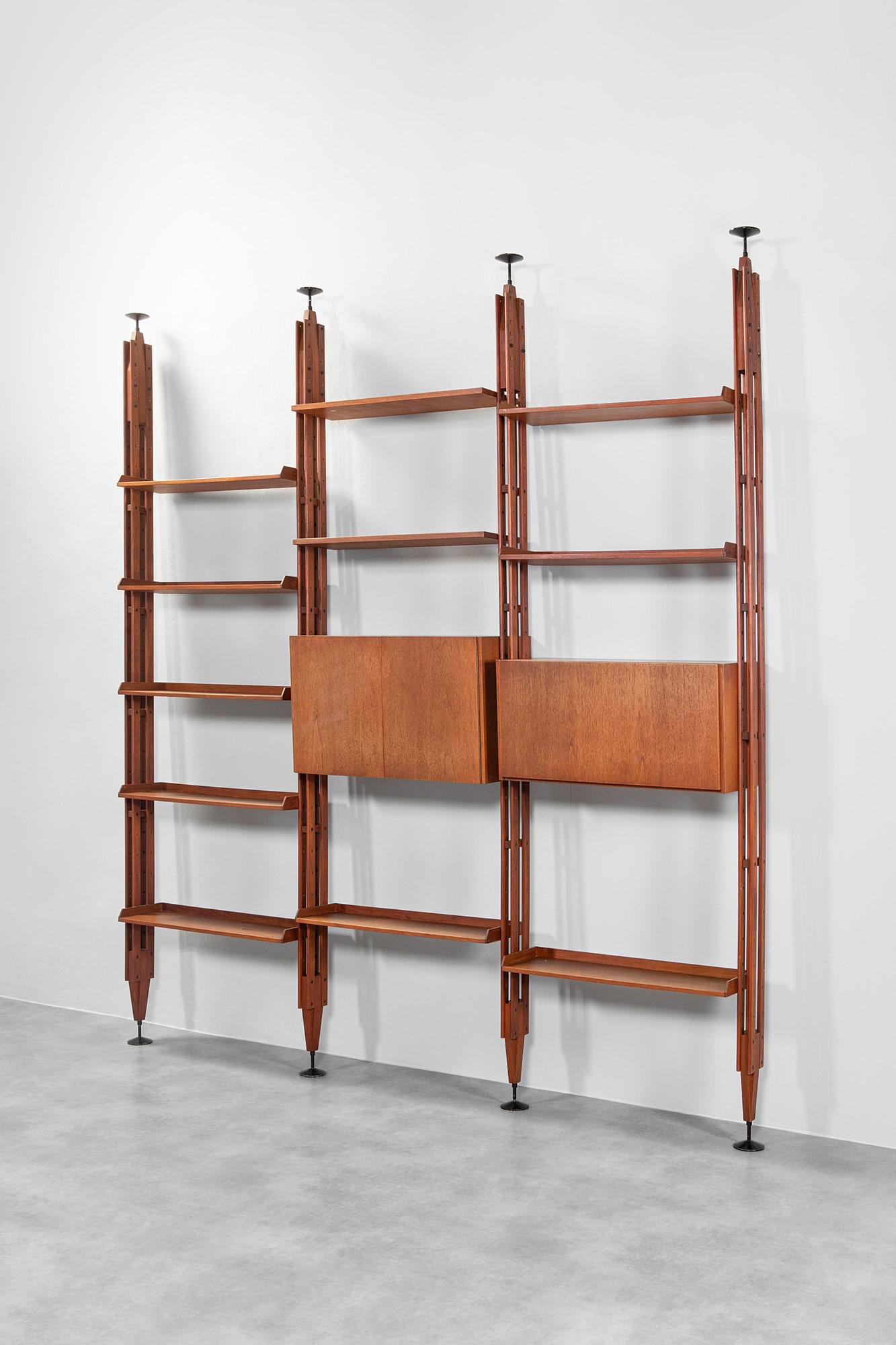 Franco Albini, Franca Helg: Libreria mod. LB7 Legno, alluminio pressofuso. Prod. Poggi, 1957cm 295x265x35LITERATURE:G. Gramigna, Repertorio 1950-1980. Immagini e contributi per una storia dell'arredo italiano, Arnoldo Mondador