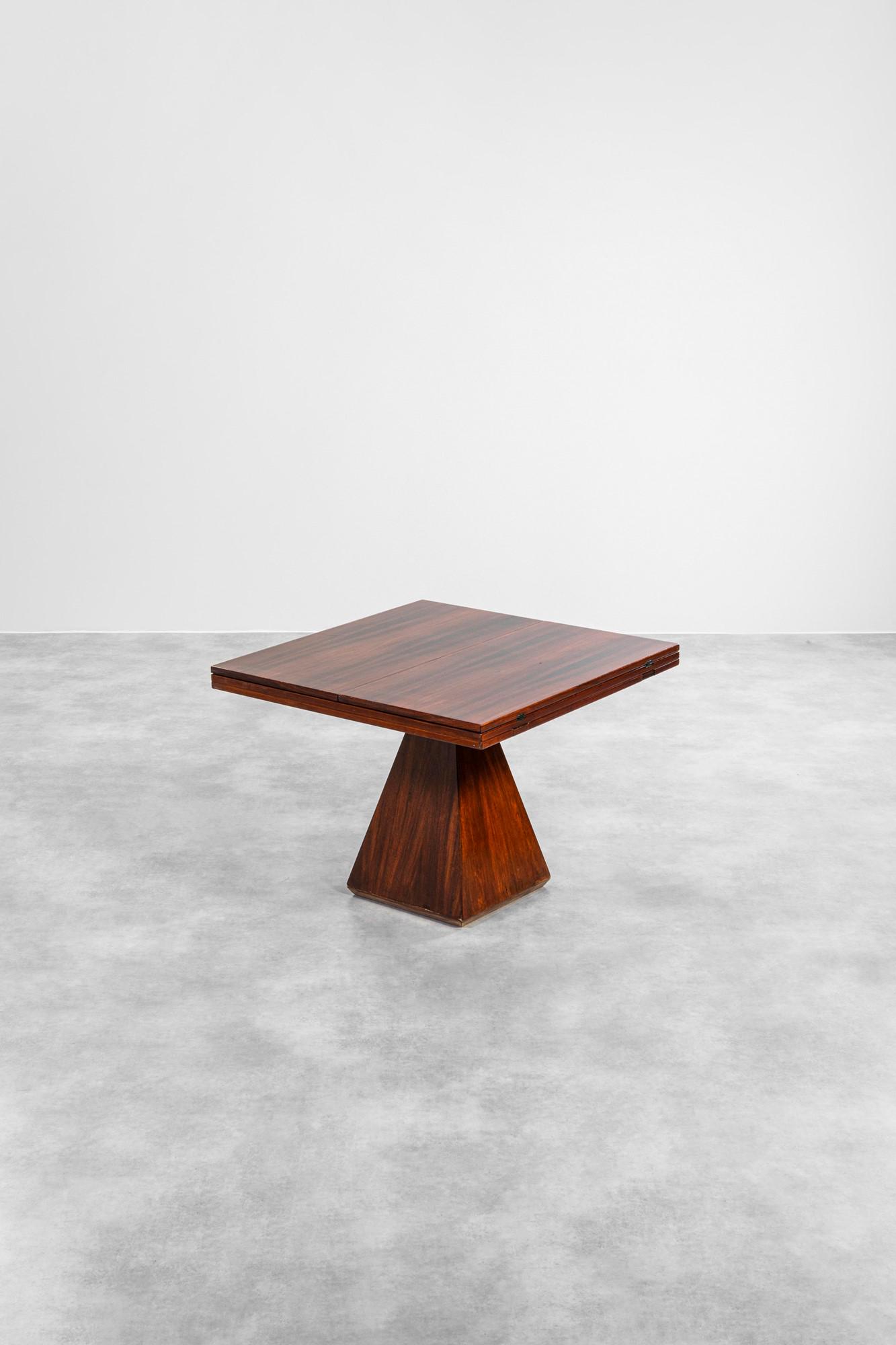 Vittorio Introini: Tavolo estensibile mod. ChelseaLegno tinto. Prod. Pozzi, 1975 ca.Aperto cm 74x200x100, chiuso cm 76x100x100LITERATURE:Casa Amica, l'angolo del pranzo, 1969, p. 49.