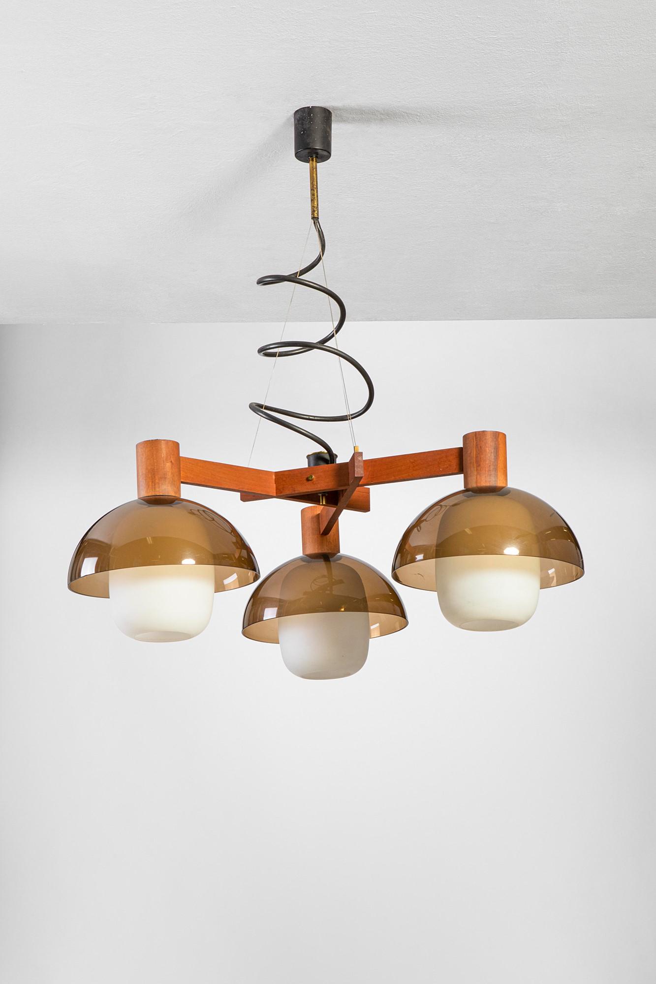 Esperia: Lampadario a tre lumiLegno, metallo smaltato, perspex, vetro opalino.Prod. Esperia, 1960 ca.h variabile, largh. cm 80, prof. cm 80