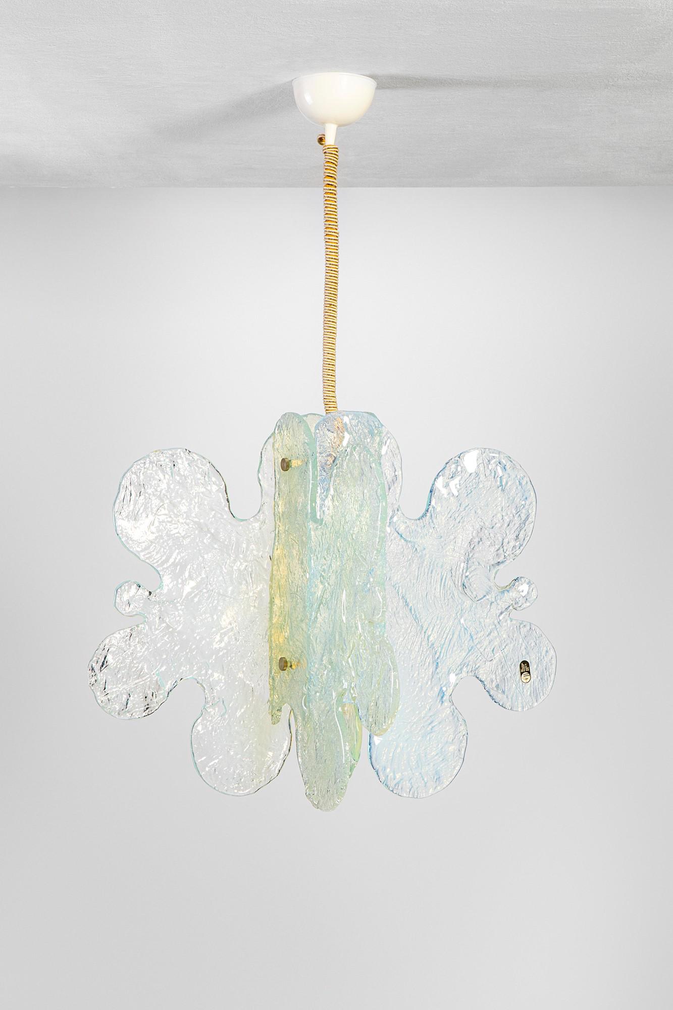 Carlo Nason: LampadarioVetro iridescente, metallo smaltato.Prod. Mazzega, 1970 ca.Etichetta del produttore.h variabile, largh. cm 72, prof. cm 72, diam. cm 72