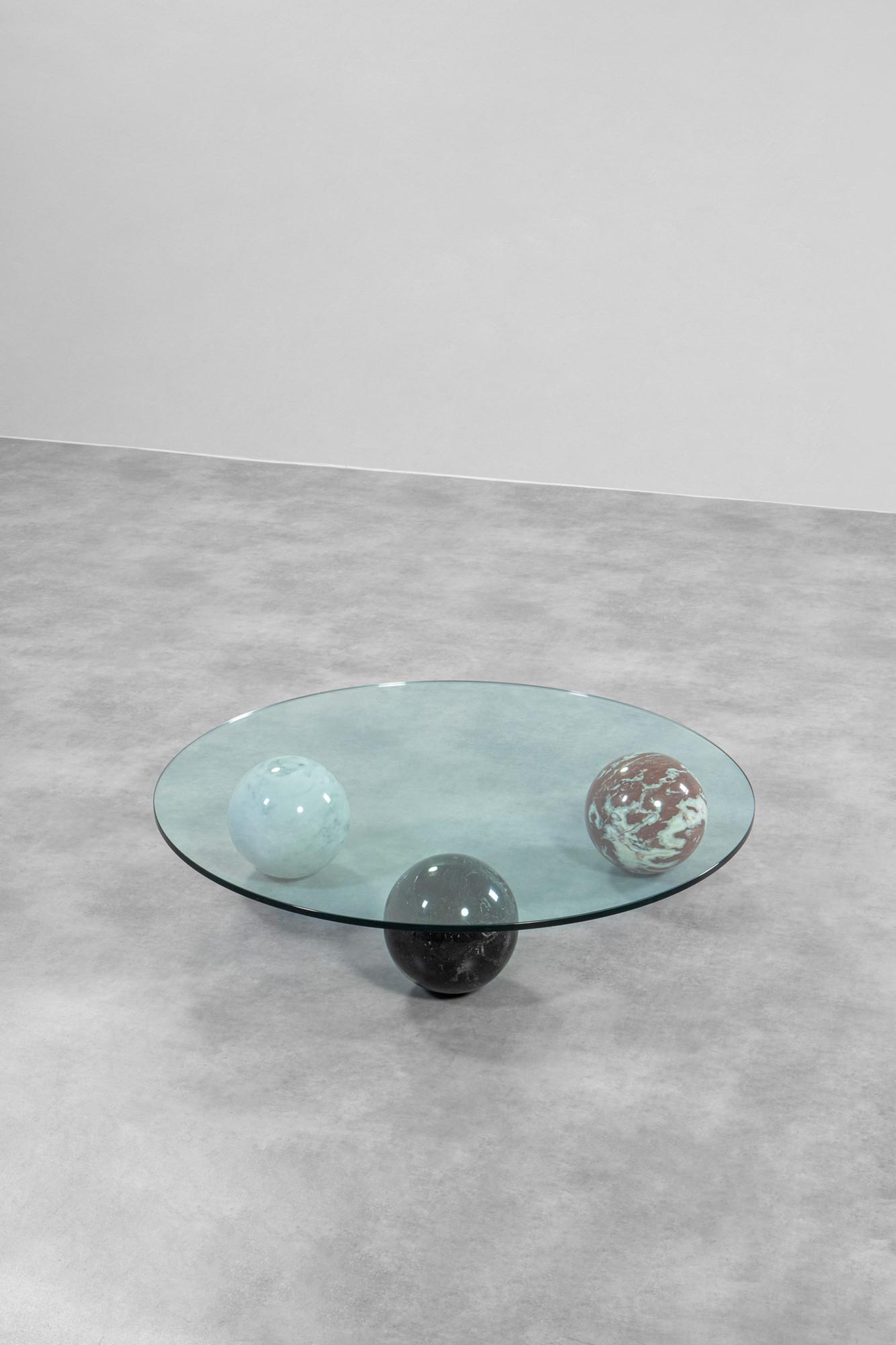 Casigliani: TavolinoMarmo tornito, cristallo sagomato e molato.Prod. Casigliani, 1970 ca.h cm 26,5, diam. cm 117