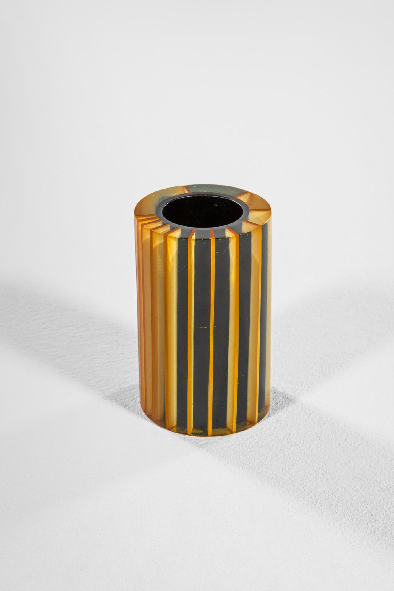 Enzo Mari: VasoResina.Prod. Danese, 1960 ca.Sotto la base marcato: Danese Milano, Dis. Enzo Mari.h cm 11, diam. cm 7