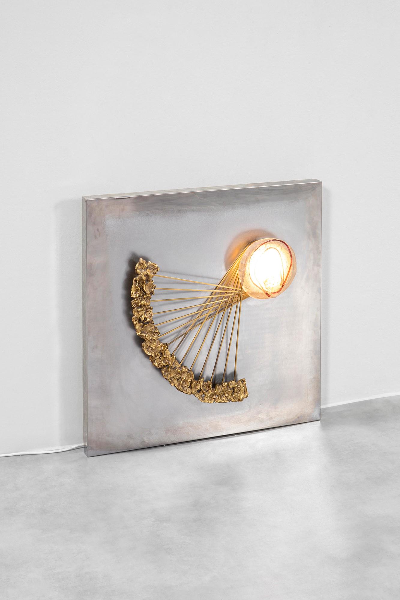 Angelo Brotto: Pannello scultura luminosoAcciaio, fusione di ottone, vetro con inclusione di oro e applicazioni a caldo.Prod. Esperia, 1970 ca.cm 80x80x20