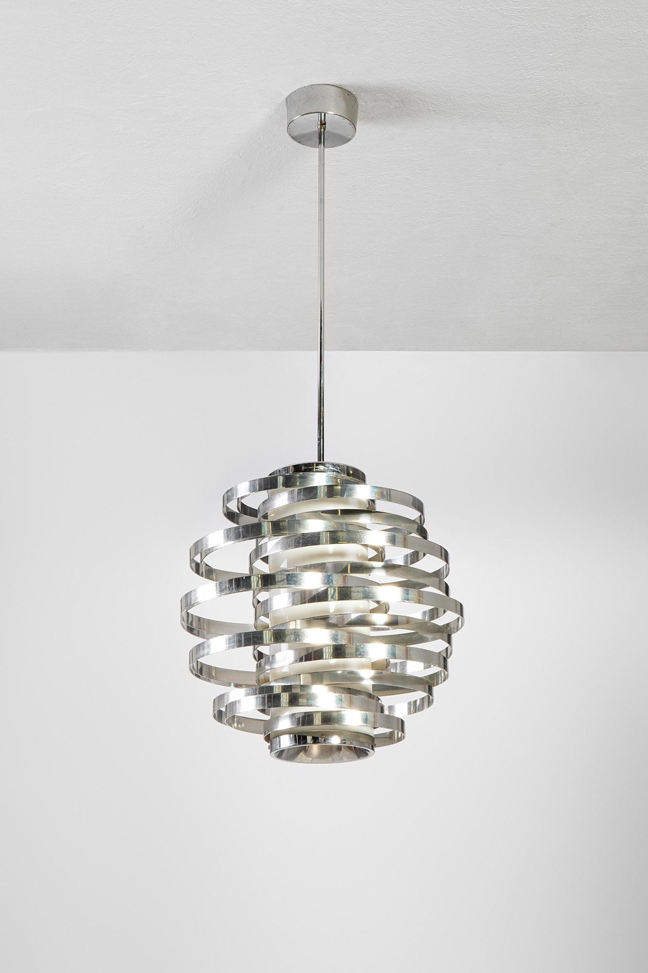Sciolari: Lampada a sospensioneMetallo cromato, perspex.Prod. Esperia, 1960 ca.h cm 105, diam. cm 50