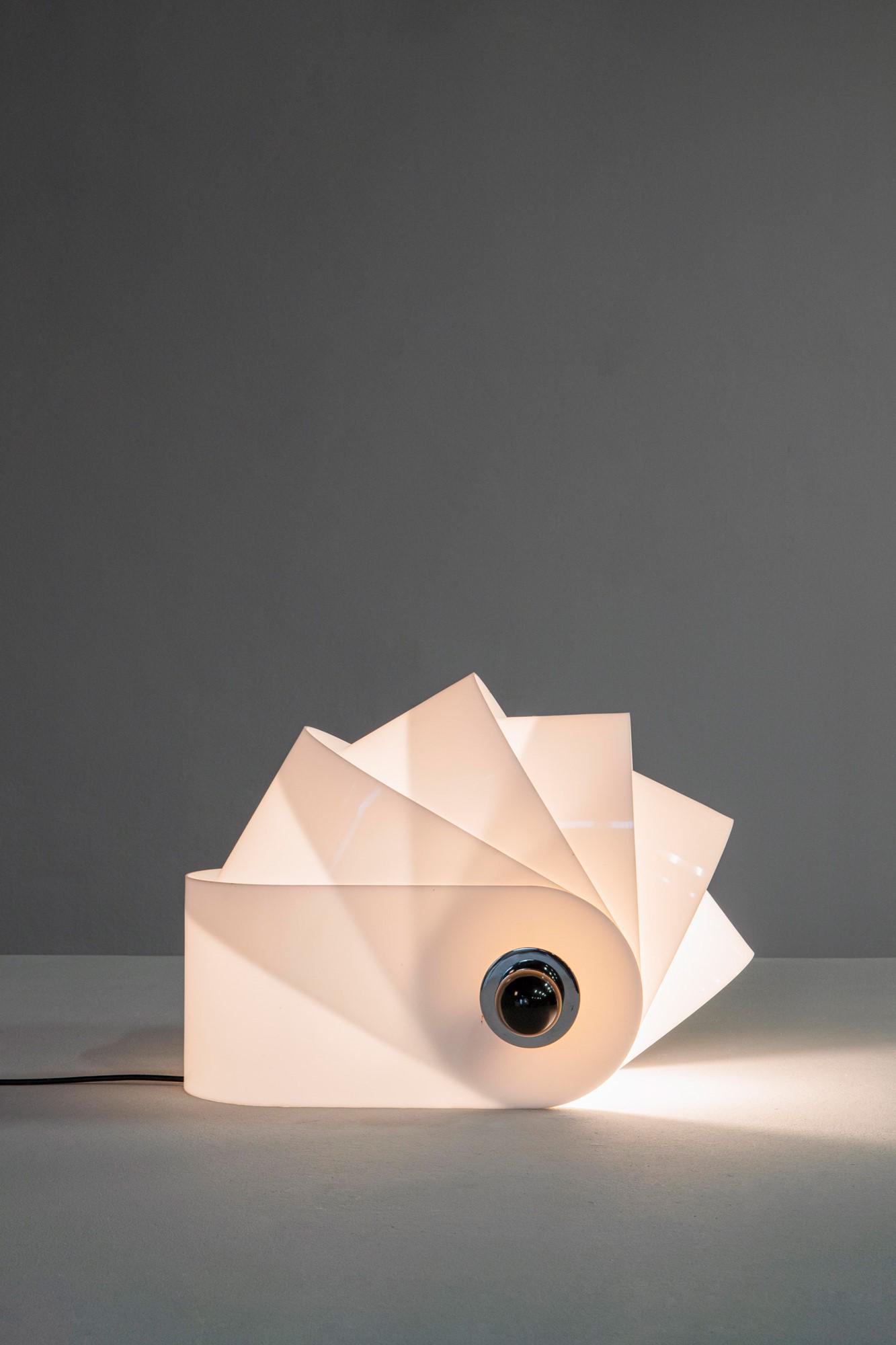 Superstudio: Lampada da tavolo mod. GherpePerspex, metallo cromato, plastica.Prod. Francesconi per Design Center Poltronova, 1968cm 38x50x34LITERATURE:Fulvio Ferrari e Napoleone Ferrari, Luce: Lampade 1968-1973: i